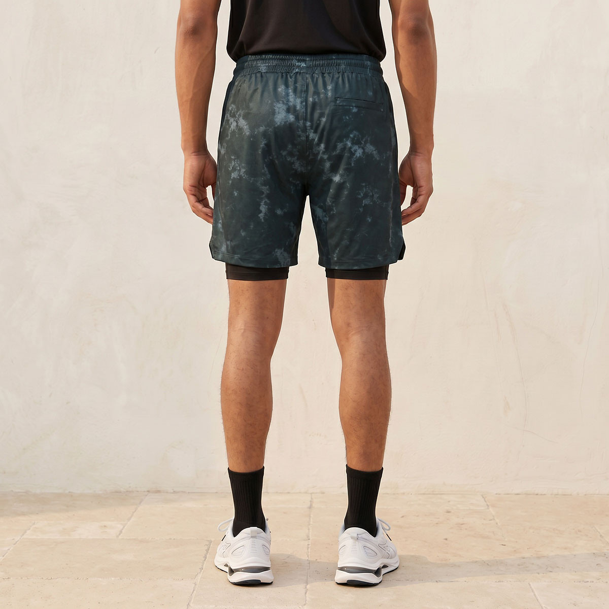 شورت مزدوج بمرونة رباعية الاتجاه وبطانة داخلية وطبعات-men-clothing-bottoms-shorts-image-4