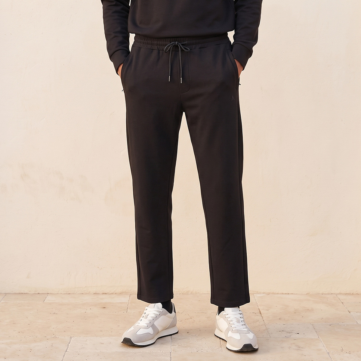بنطلون رياضي مرن بقصة مريحة وعملية للرجال-men-clothing-sportswearandactivewear-bottoms-joggers-image-1