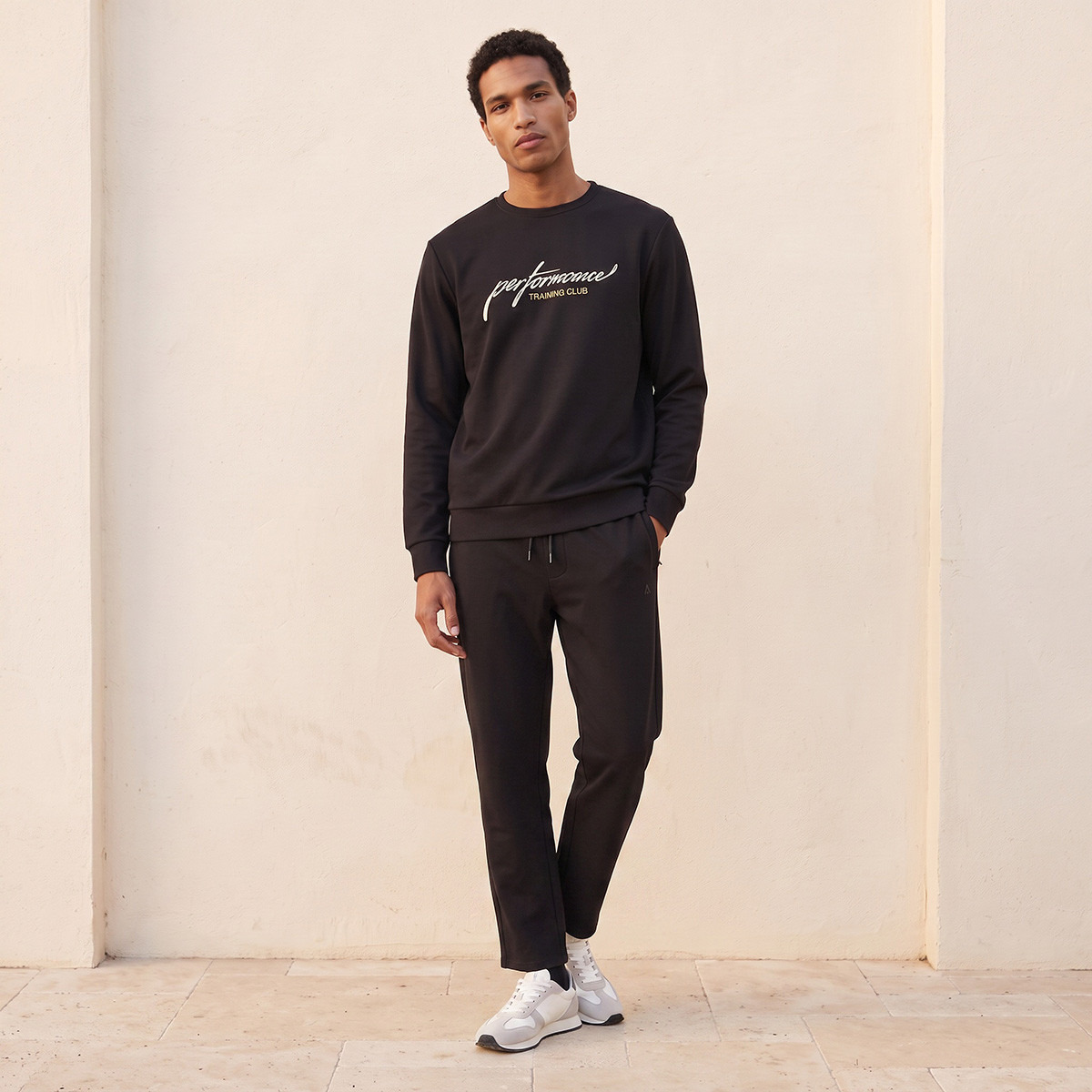 بنطلون رياضي مرن بقصة مريحة وعملية للرجال-men-clothing-sportswearandactivewear-bottoms-joggers-image-2