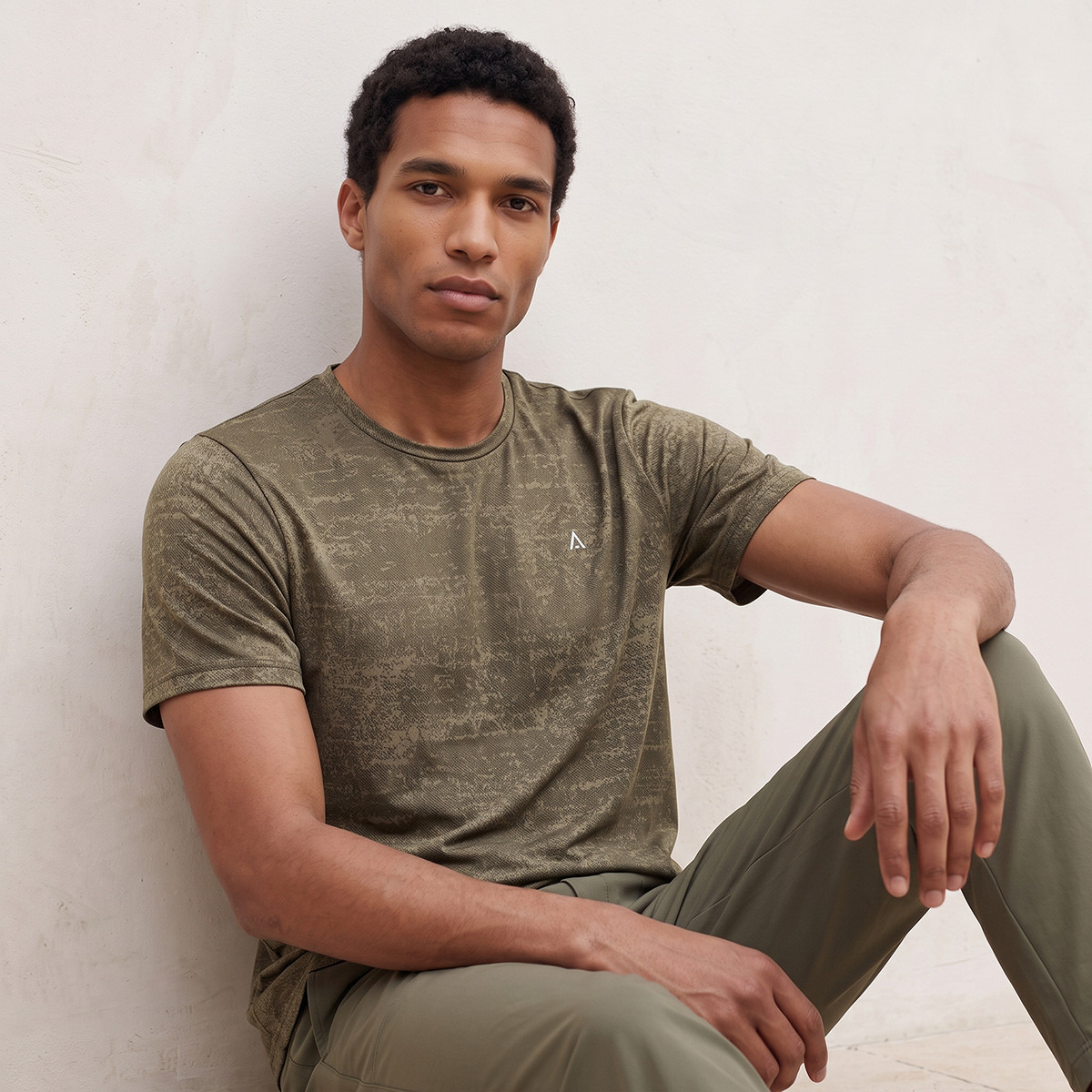 تيشيرت رياضي ناعم الملمس-men-clothing-sportswearandactivewear-tshirtsandpolos-image-1