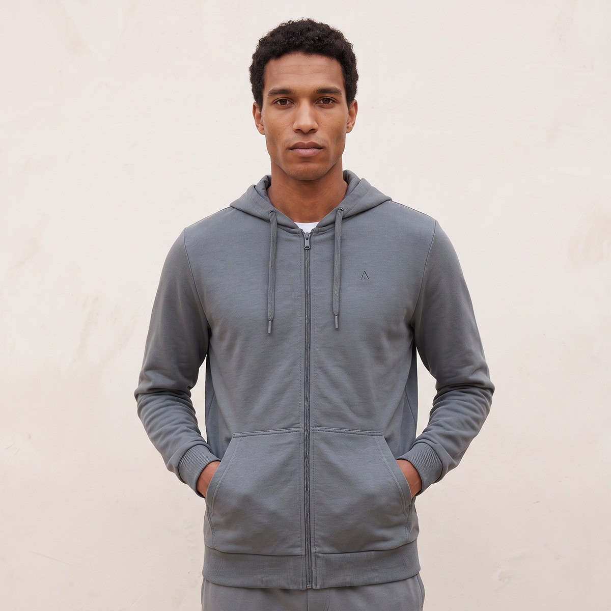 هودي بقصة عادية وجيب كنغر-men-winterwear-hoodiesandsweatshirts-image-1