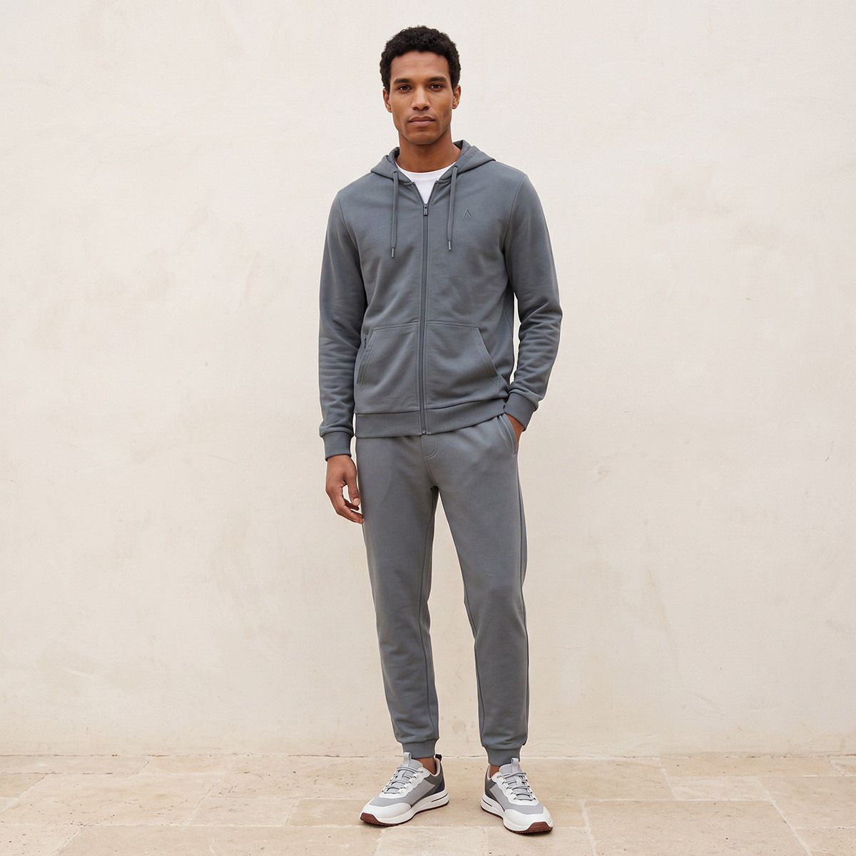 هودي بقصة عادية وجيب كنغر-men-winterwear-hoodiesandsweatshirts-image-2