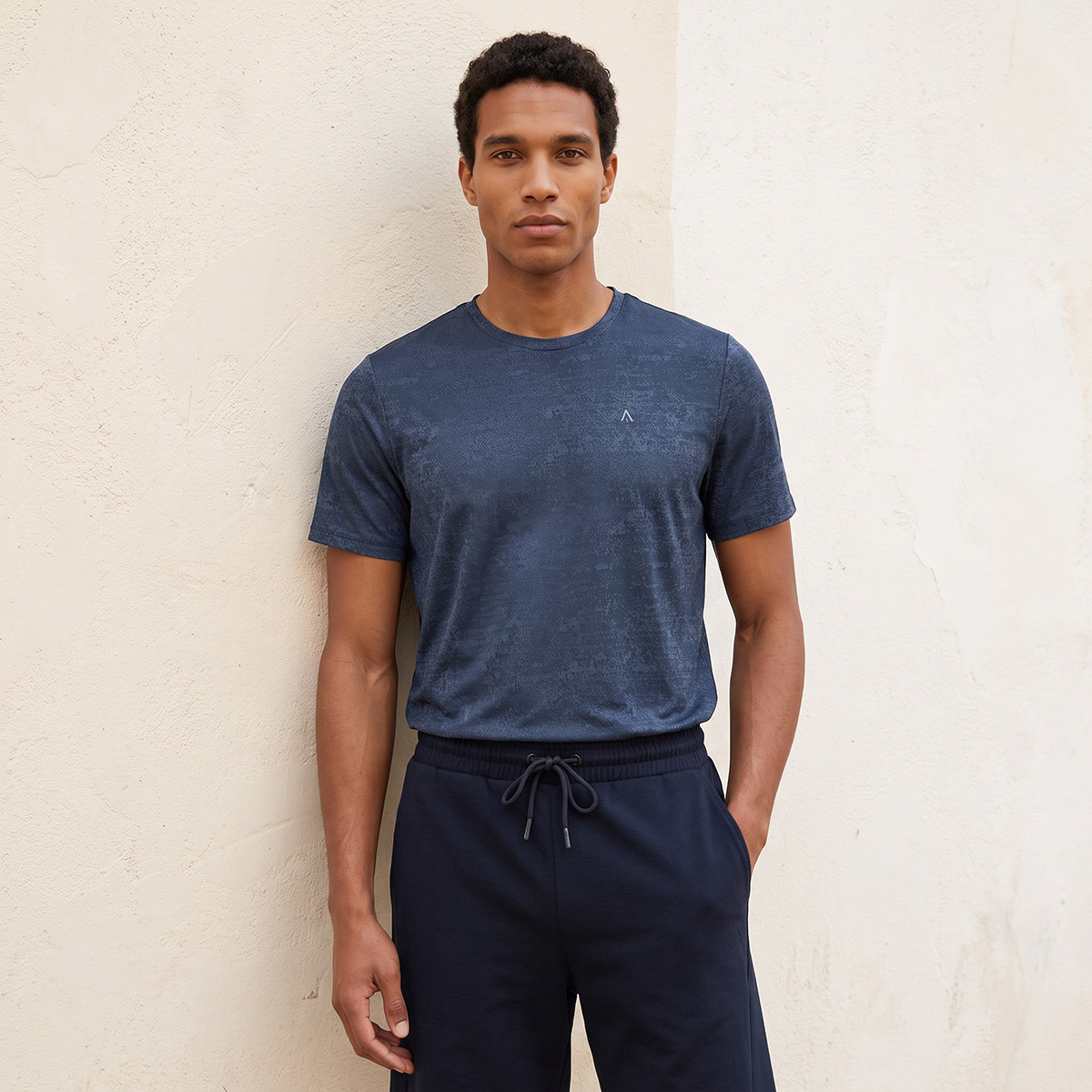 تيشيرت بقصة عادية وياقة ضيقة-men-clothing-sportswearandactivewear-tshirtsandpolos-image-1