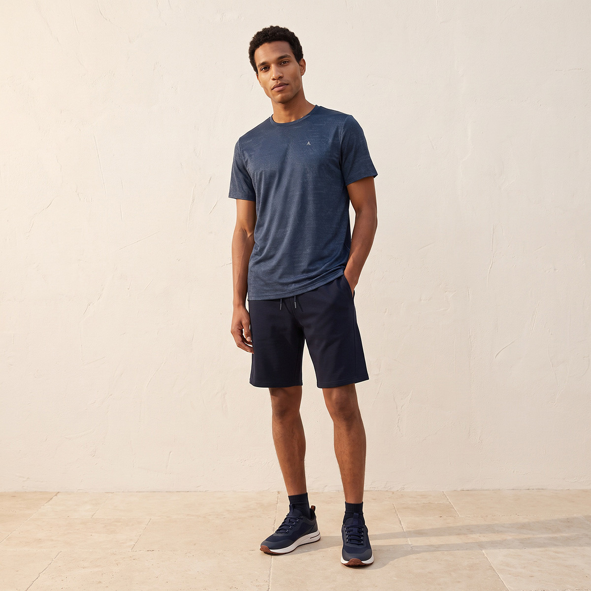 تيشيرت بقصة عادية وياقة ضيقة-men-clothing-sportswearandactivewear-tshirtsandpolos-image-2