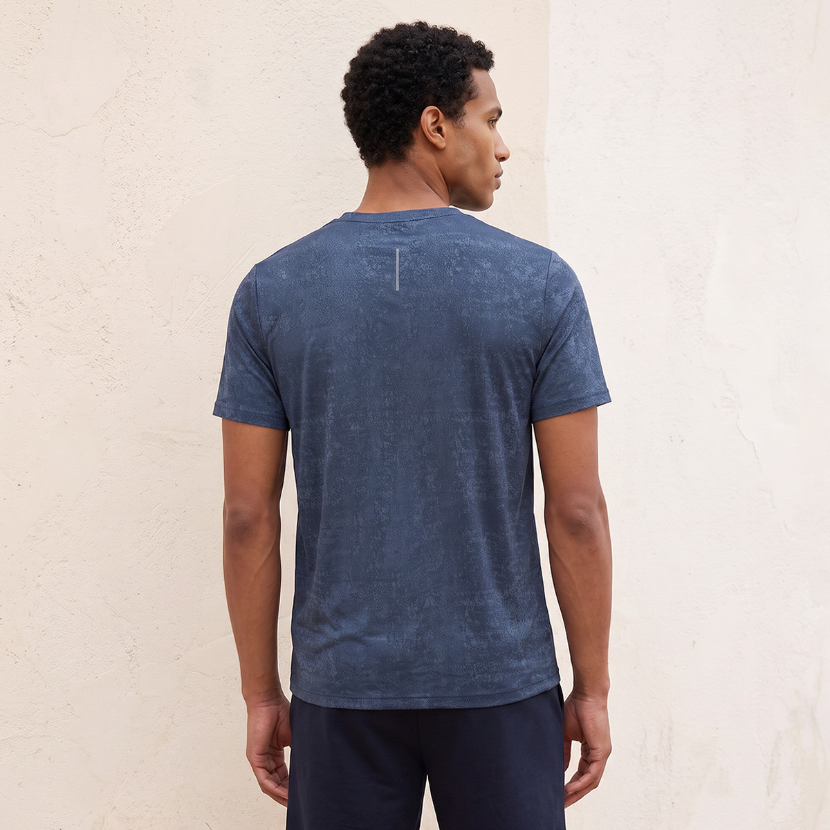 تيشيرت بقصة عادية وياقة ضيقة-men-clothing-sportswearandactivewear-tshirtsandpolos-image-3