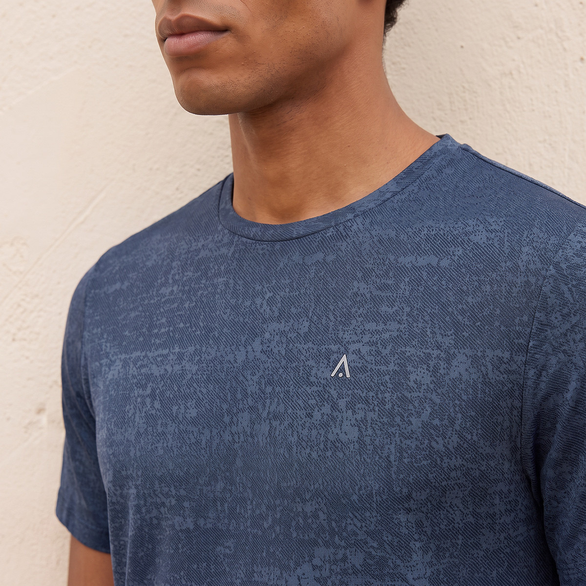 تيشيرت بقصة عادية وياقة ضيقة-men-clothing-sportswearandactivewear-tshirtsandpolos-image-4