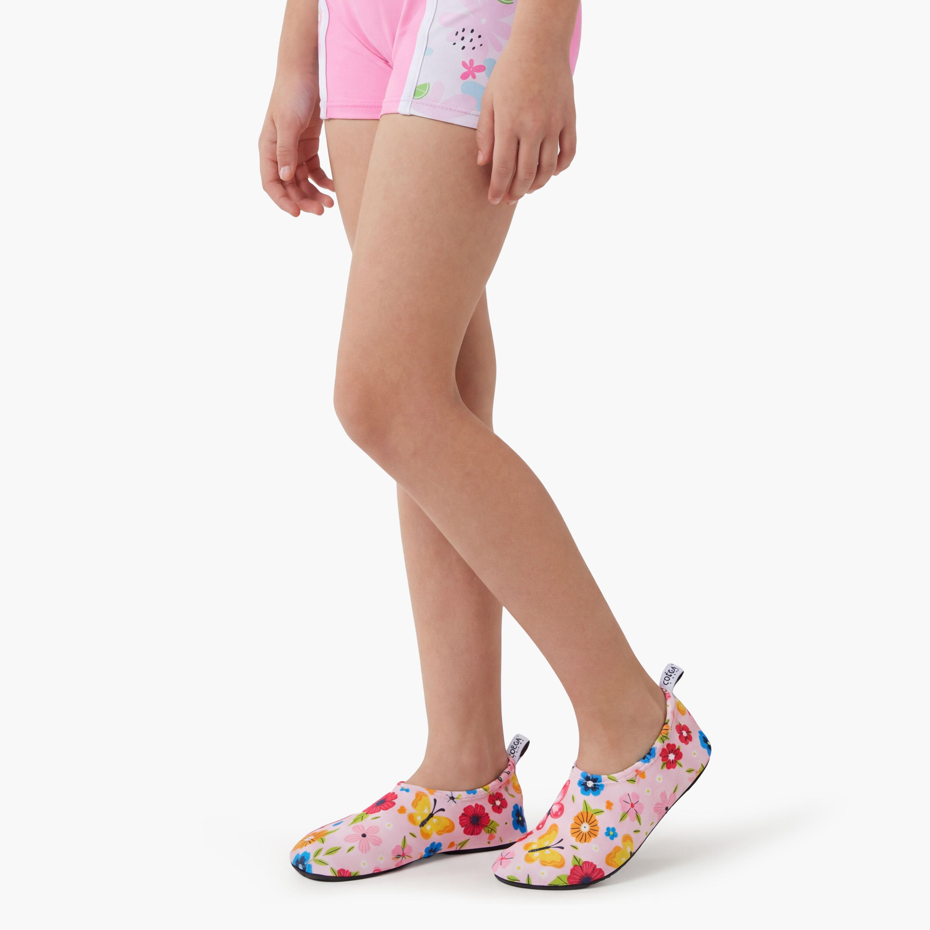 أحذية كويغا للفتيات للمسبح والشاطئ - زهور وردية وردية AOP-sports-gear-swimming-girl-image-5
