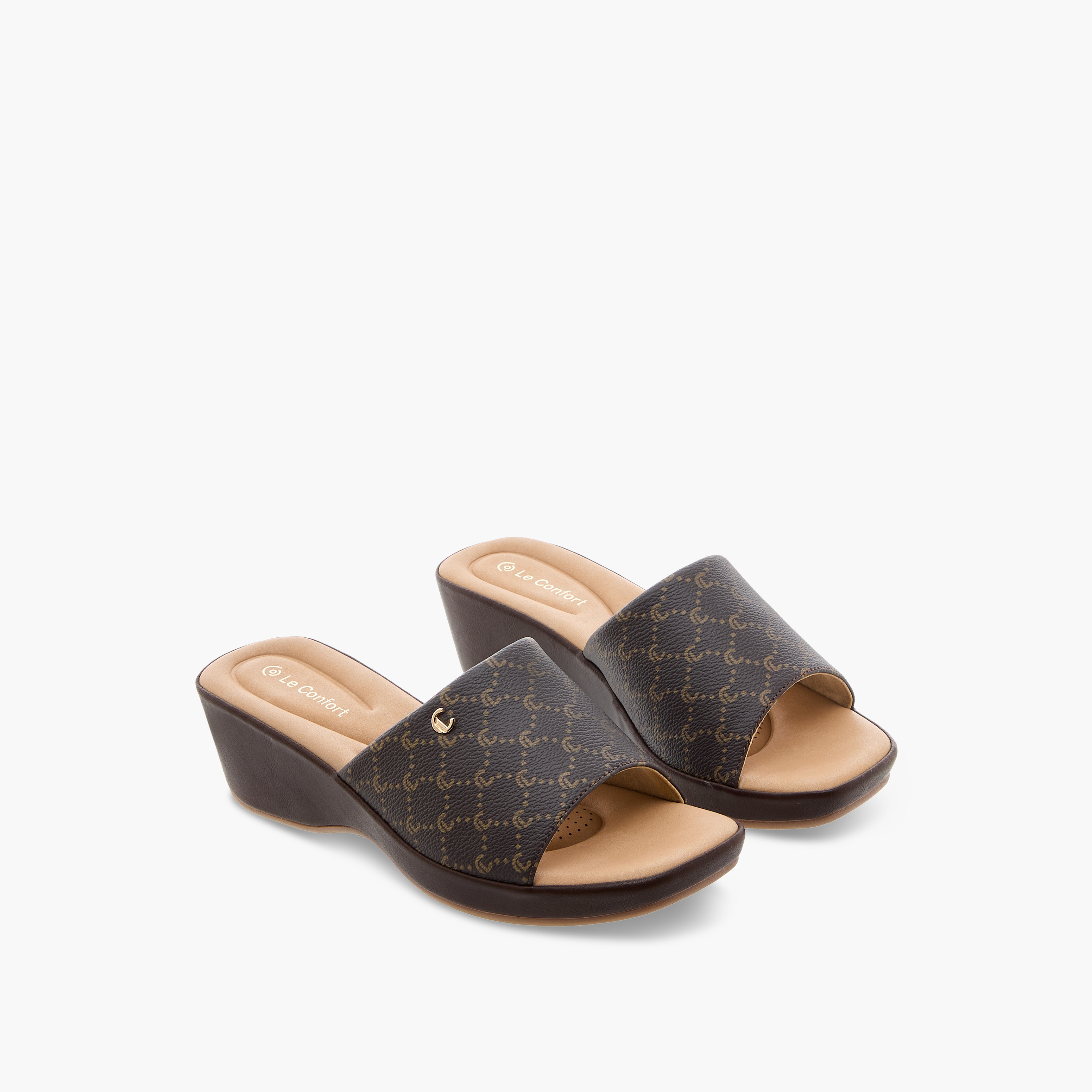 صندل سهل الارتداء بتصميم مونوجرام وكعب ويدج من لو كونفورت-women-shoes-sandals-heeled-image-1