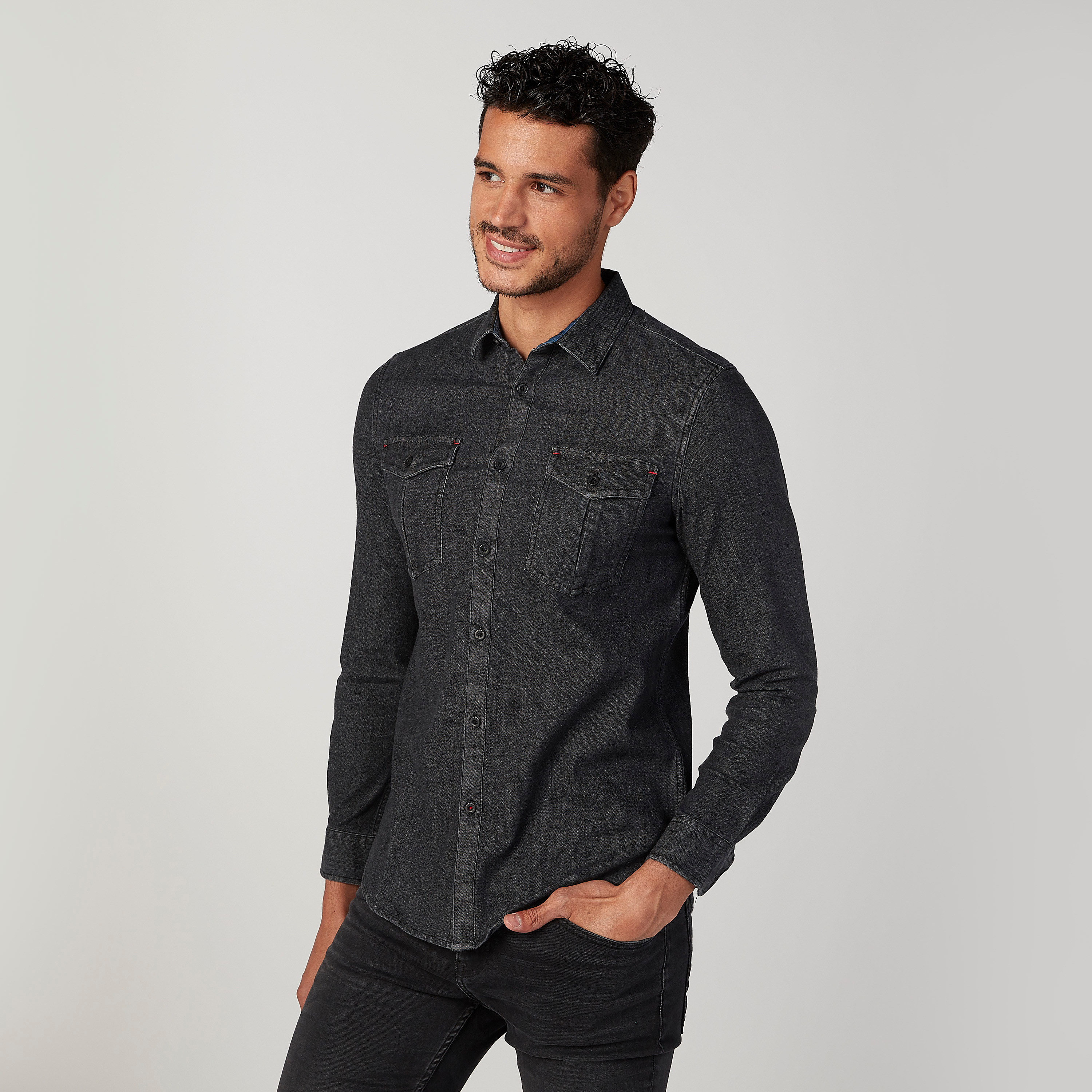 قميص جينز سليم فيت بارز الملمس بياقة عاديّة وجيوب بطيّة-men-clothing-shirts-image-1