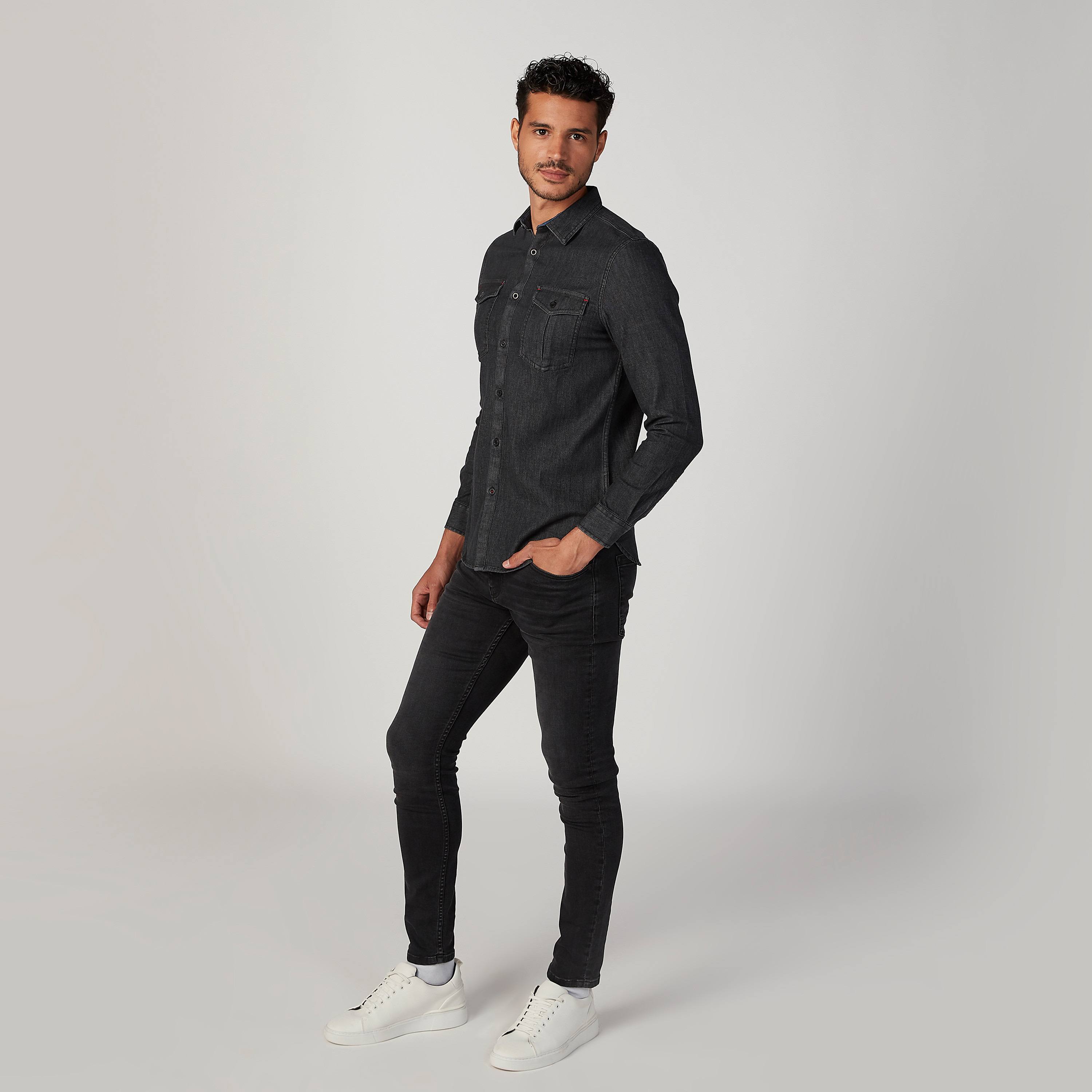 قميص جينز سليم فيت بارز الملمس بياقة عاديّة وجيوب بطيّة-men-clothing-shirts-image-2