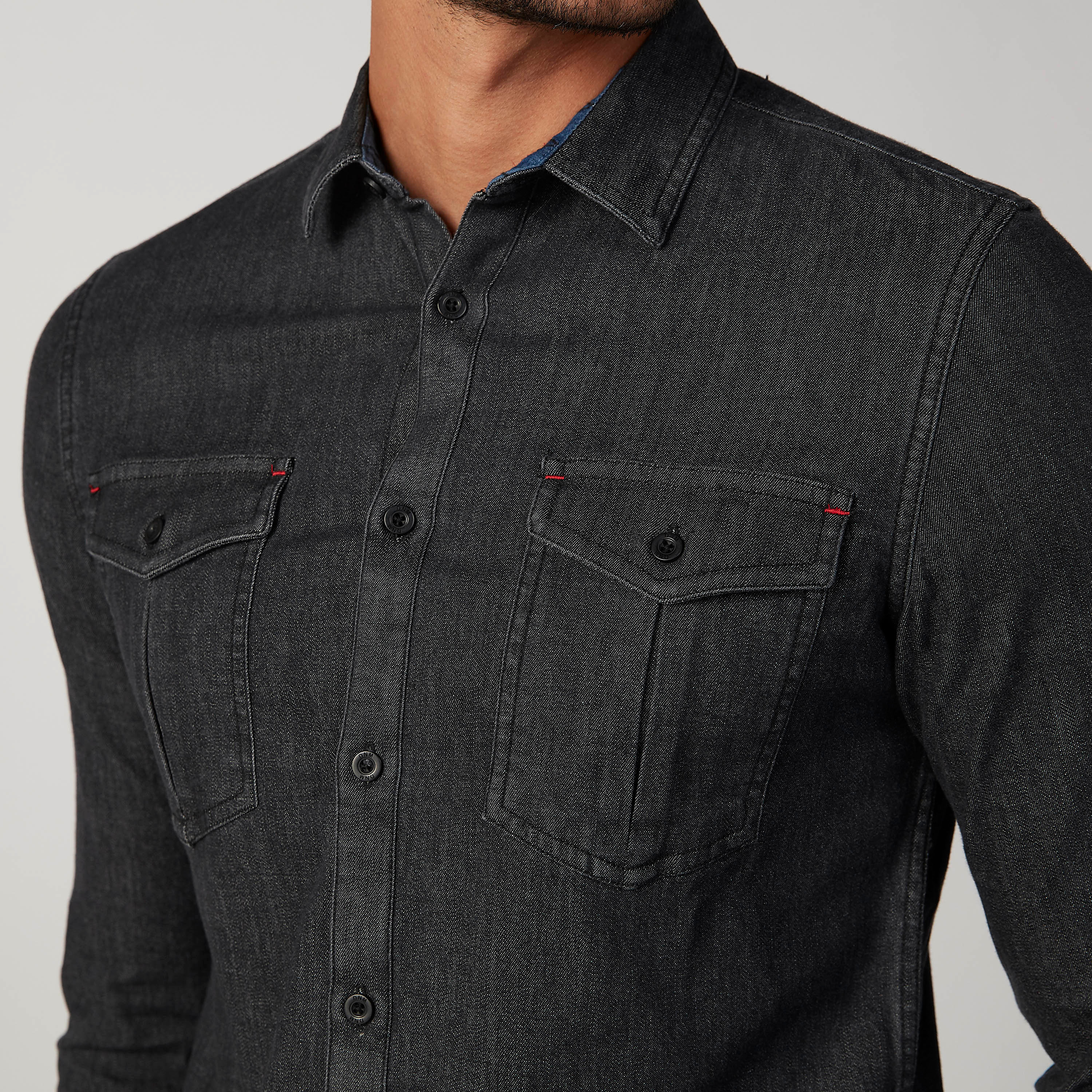 قميص جينز سليم فيت بارز الملمس بياقة عاديّة وجيوب بطيّة-men-clothing-shirts-image-3