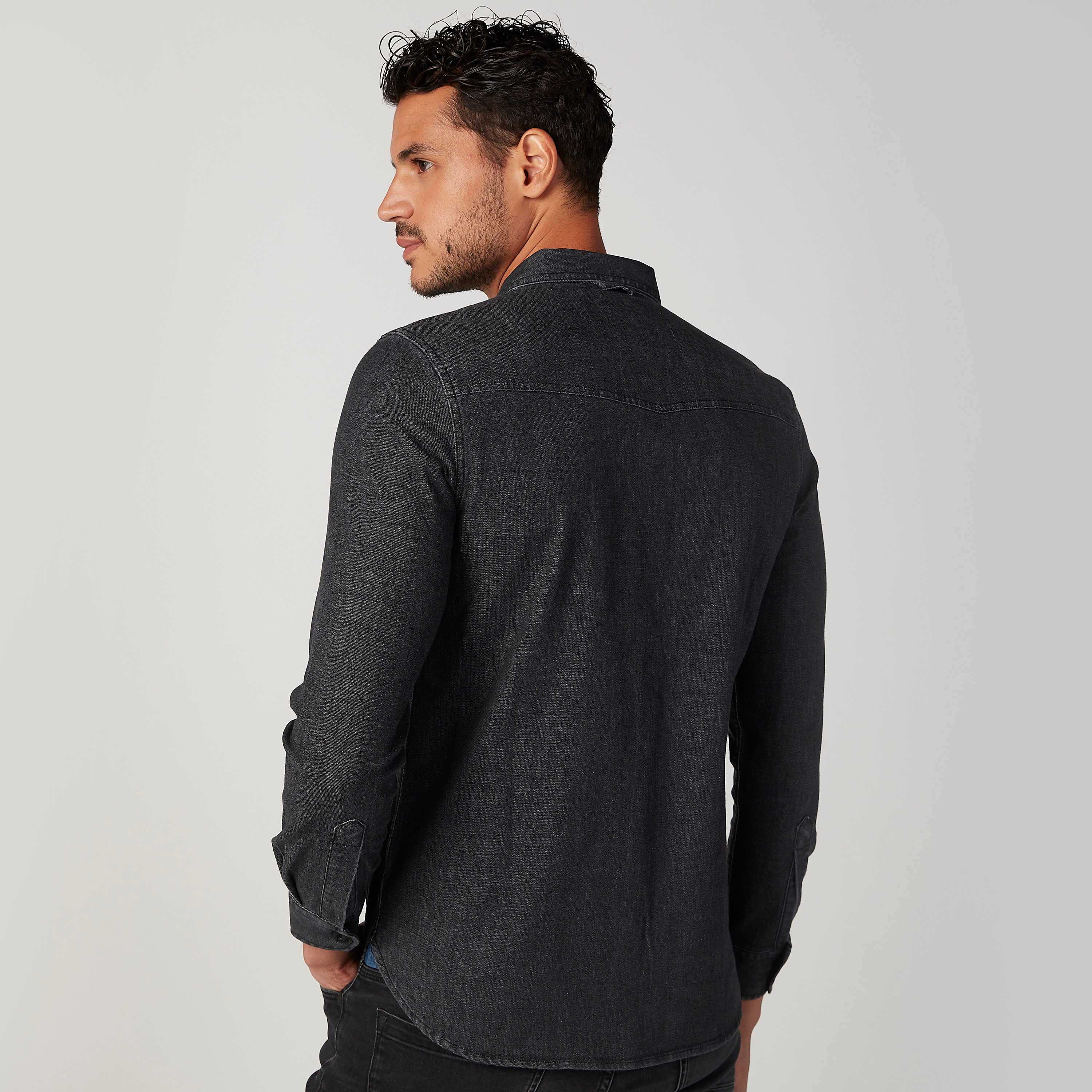 قميص جينز سليم فيت بارز الملمس بياقة عاديّة وجيوب بطيّة-men-clothing-shirts-image-4