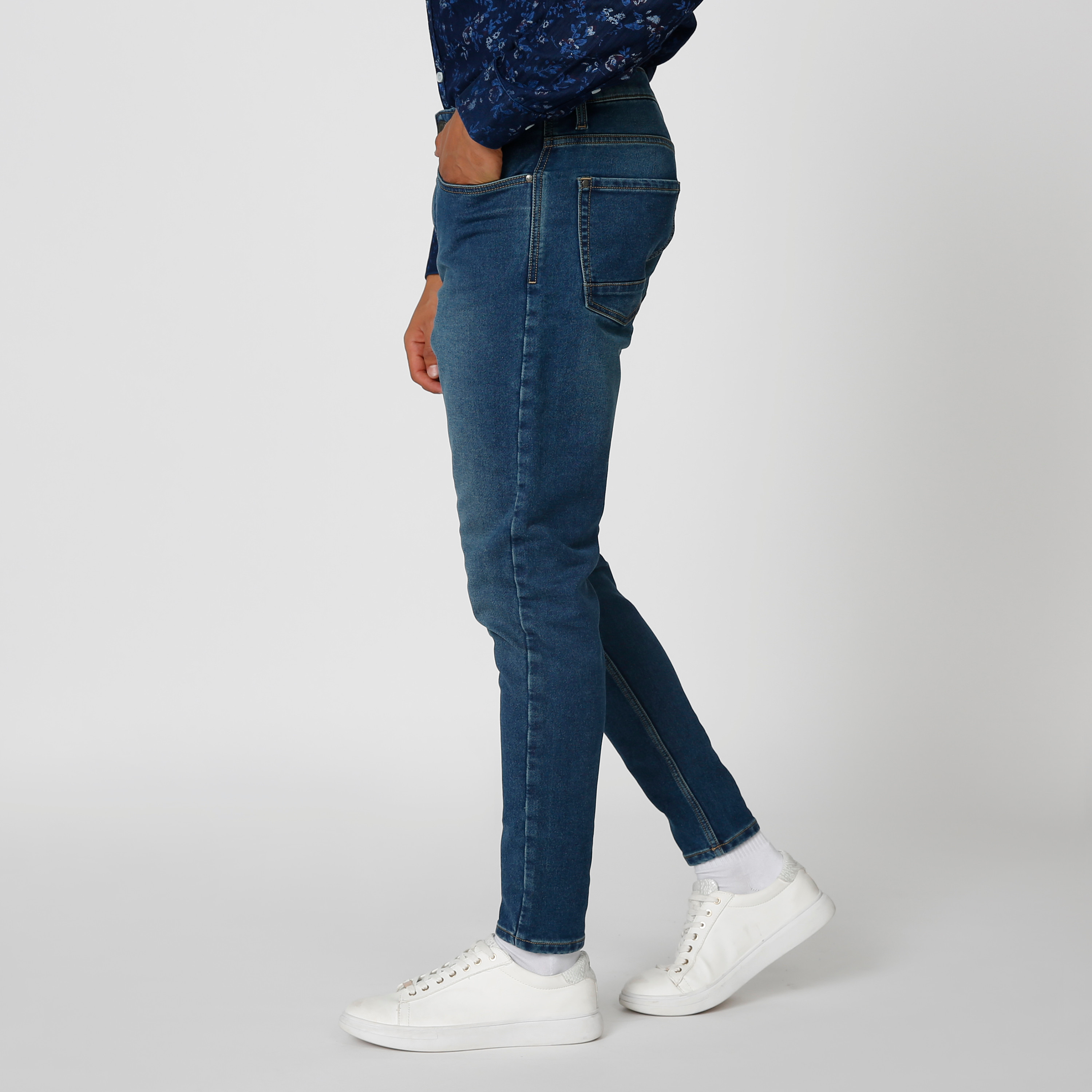 بنطلون جينز مستدام بقصّة جزرة وخصر متوسط الارتفاع وجيوب -men-clothing-bottoms-jeans-image-3