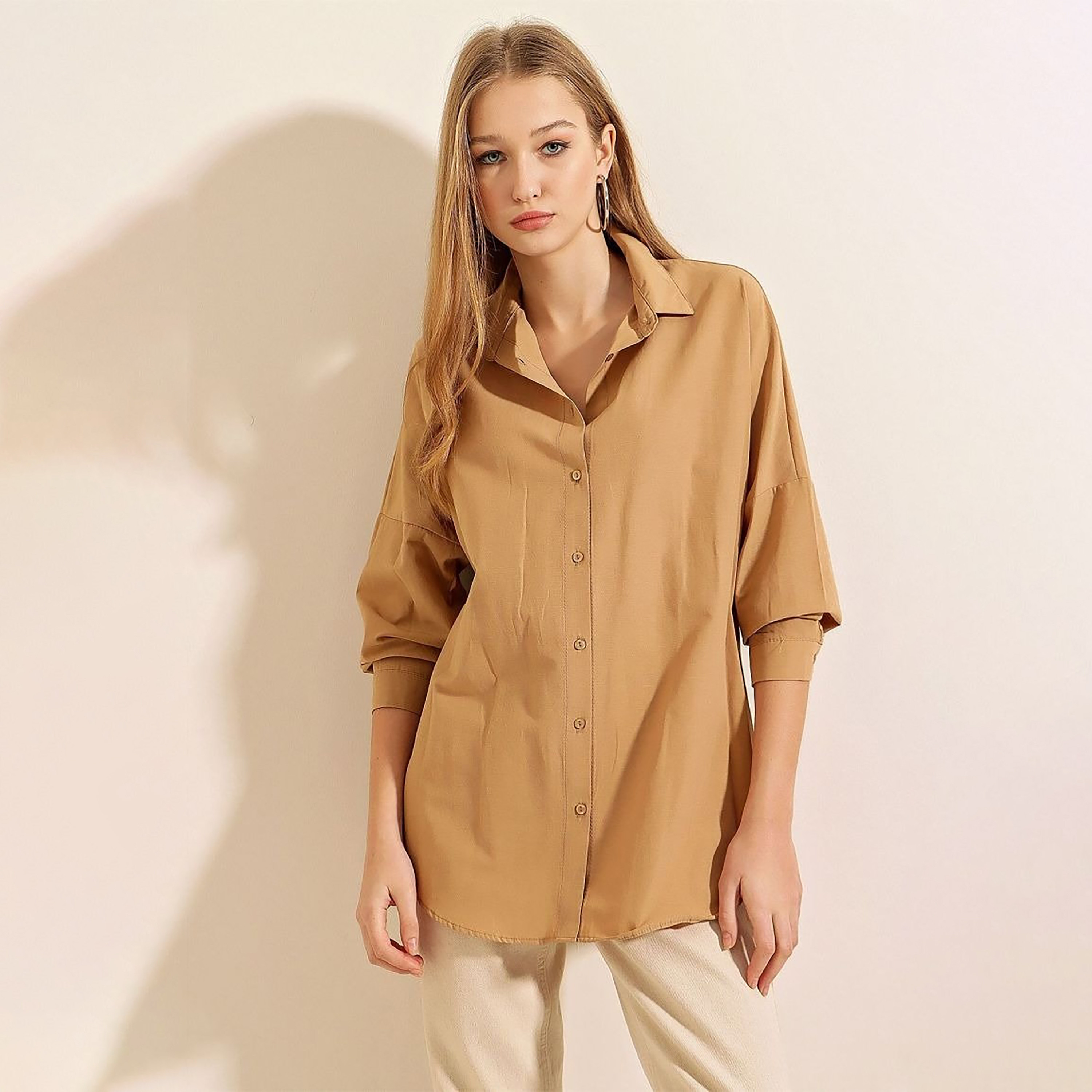 قميص نسائي بياقة "سبريد" وأكمام "دروب شولدر" من بيغ دارت-women-clothing-shirtsandblouses-shirts-image-1