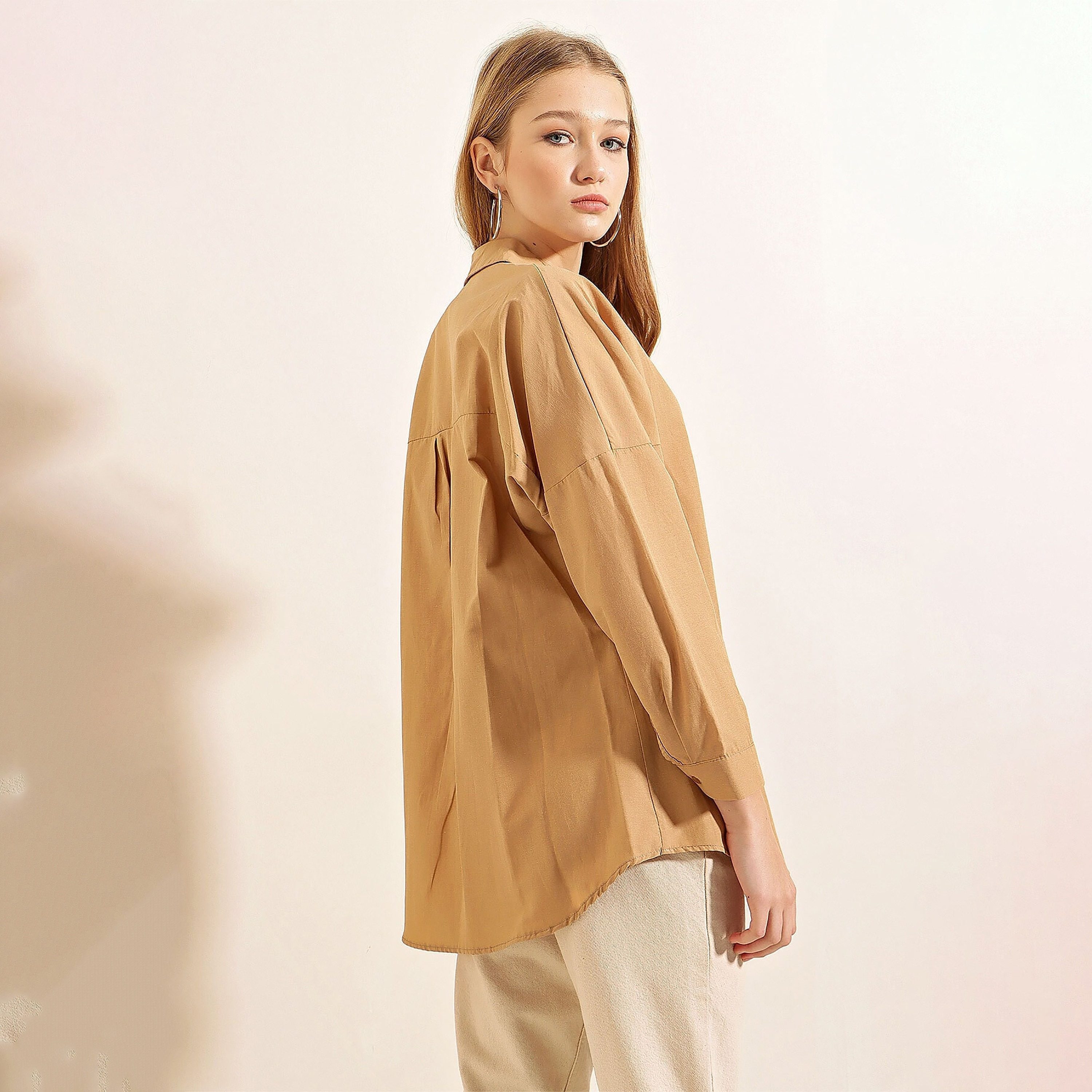 قميص نسائي بياقة "سبريد" وأكمام "دروب شولدر" من بيغ دارت-women-clothing-shirtsandblouses-shirts-image-4