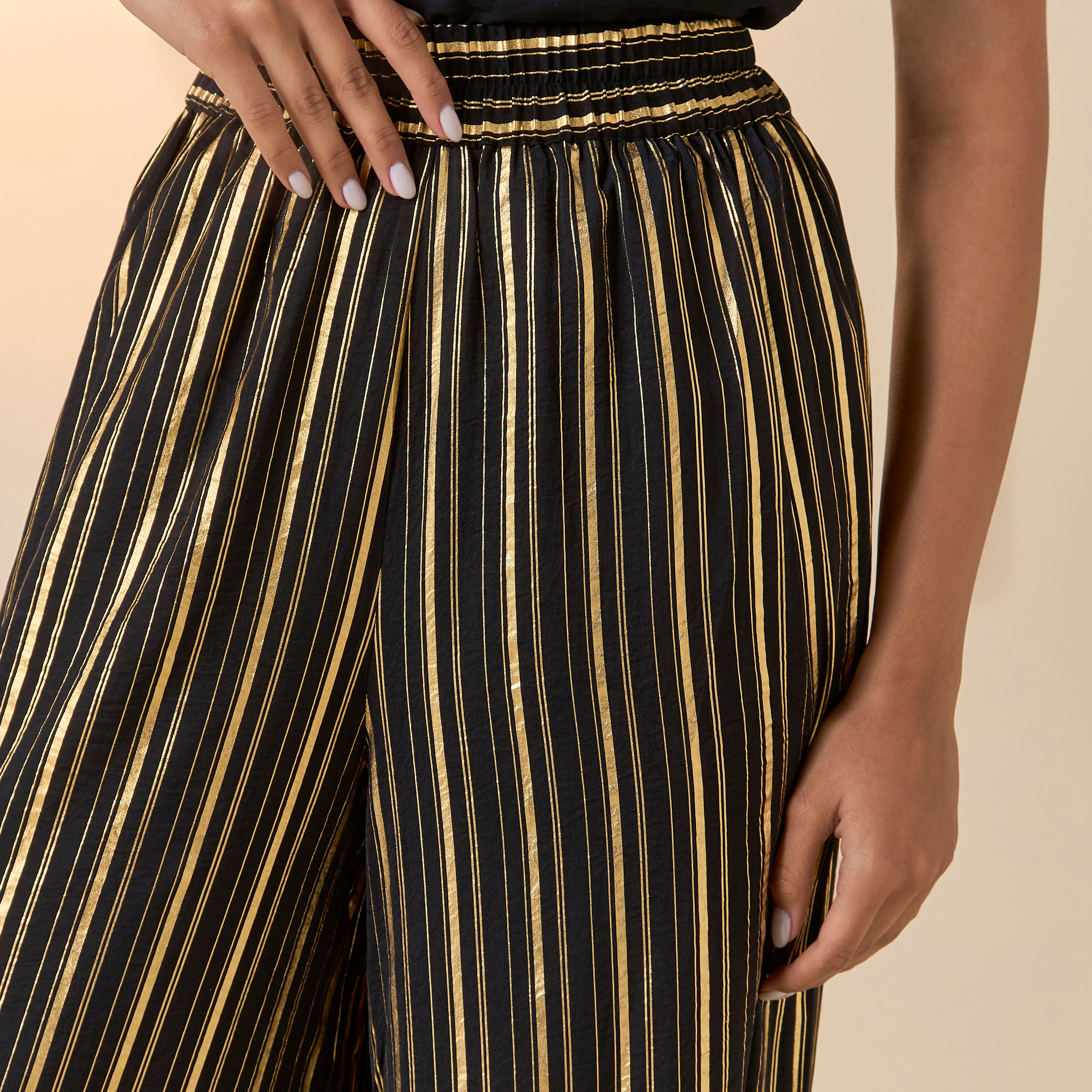 بنطلون مخطّط واسع الساقين بخصر مطاطي من جولدن آبل-women-clothing-bottoms-trousers-image-4