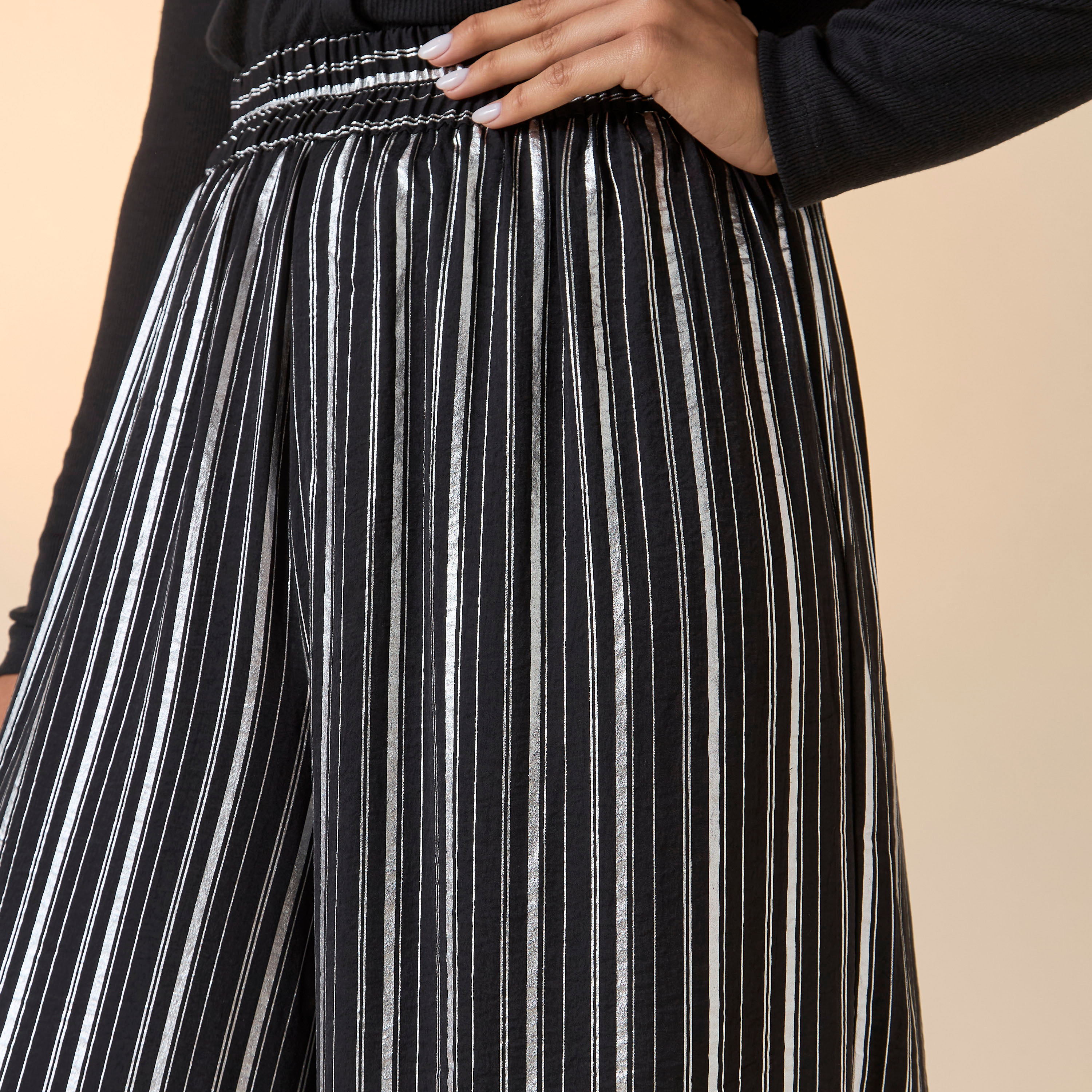 بنطلون مخطّط واسع الساقين بخصر مطاطي من جولدن آبل-women-clothing-bottoms-trousers-image-8