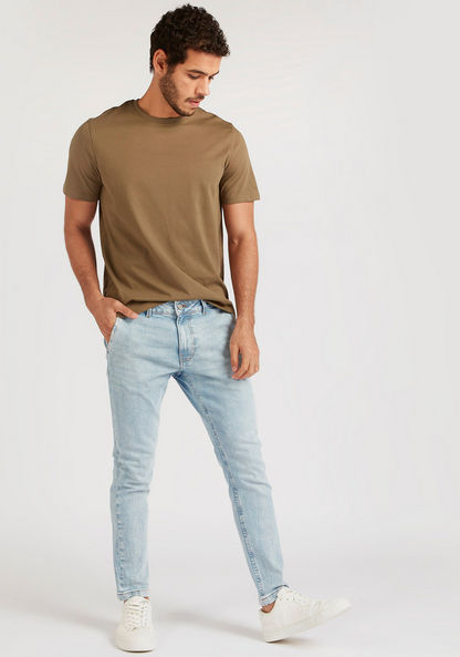 Solid Carrot Fit Mid-Rise Jeans with Pockets