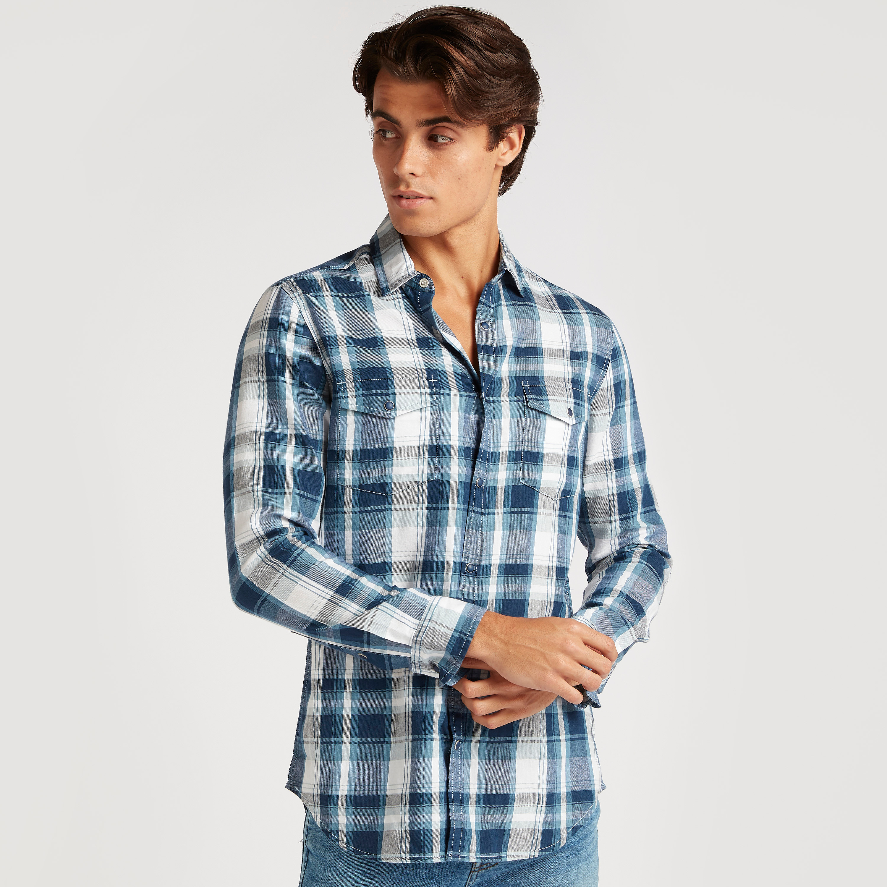 قميص بطبعات كاروهات وأكمام طويلة-men-clothing-shirts-image-1