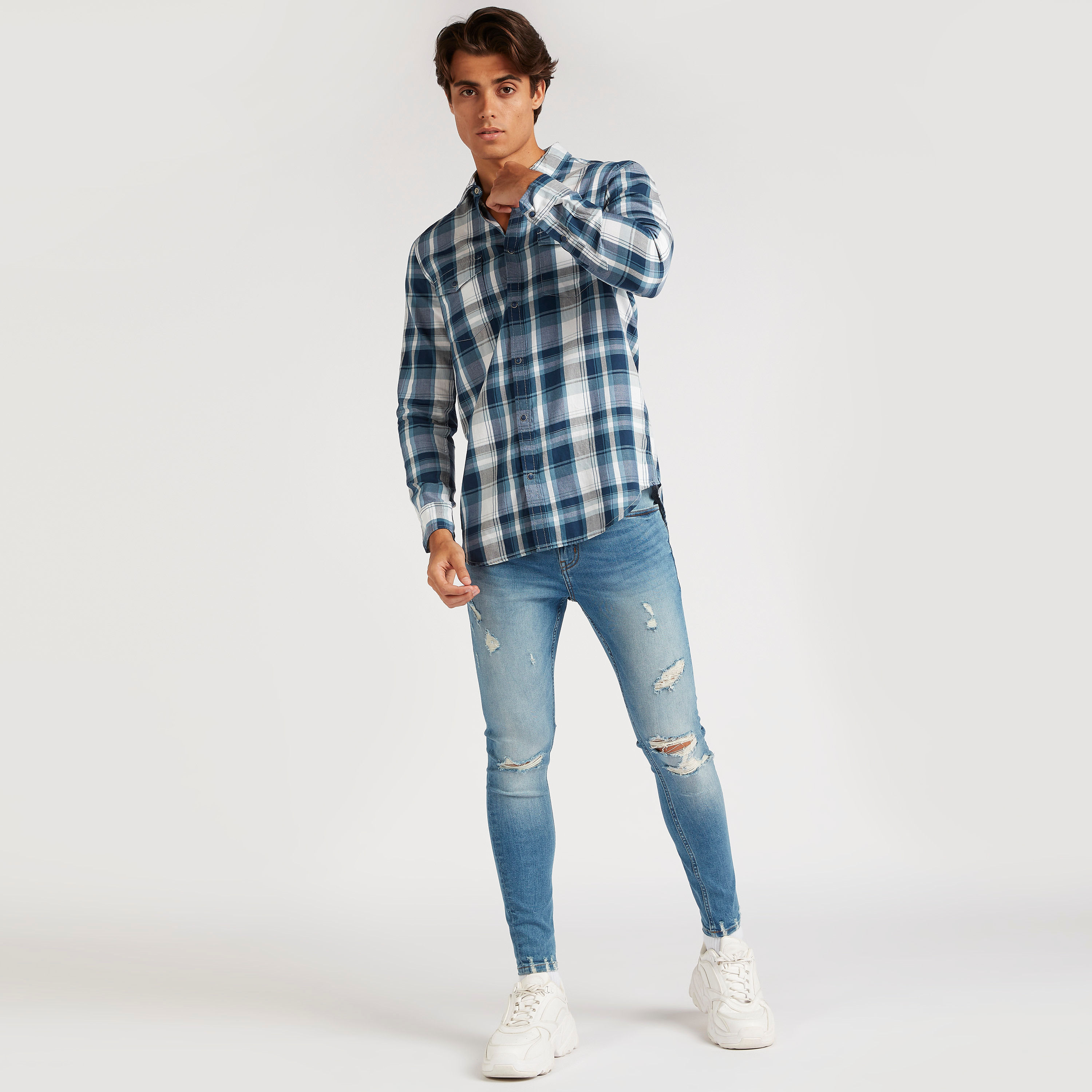 قميص بطبعات كاروهات وأكمام طويلة-men-clothing-shirts-image-2