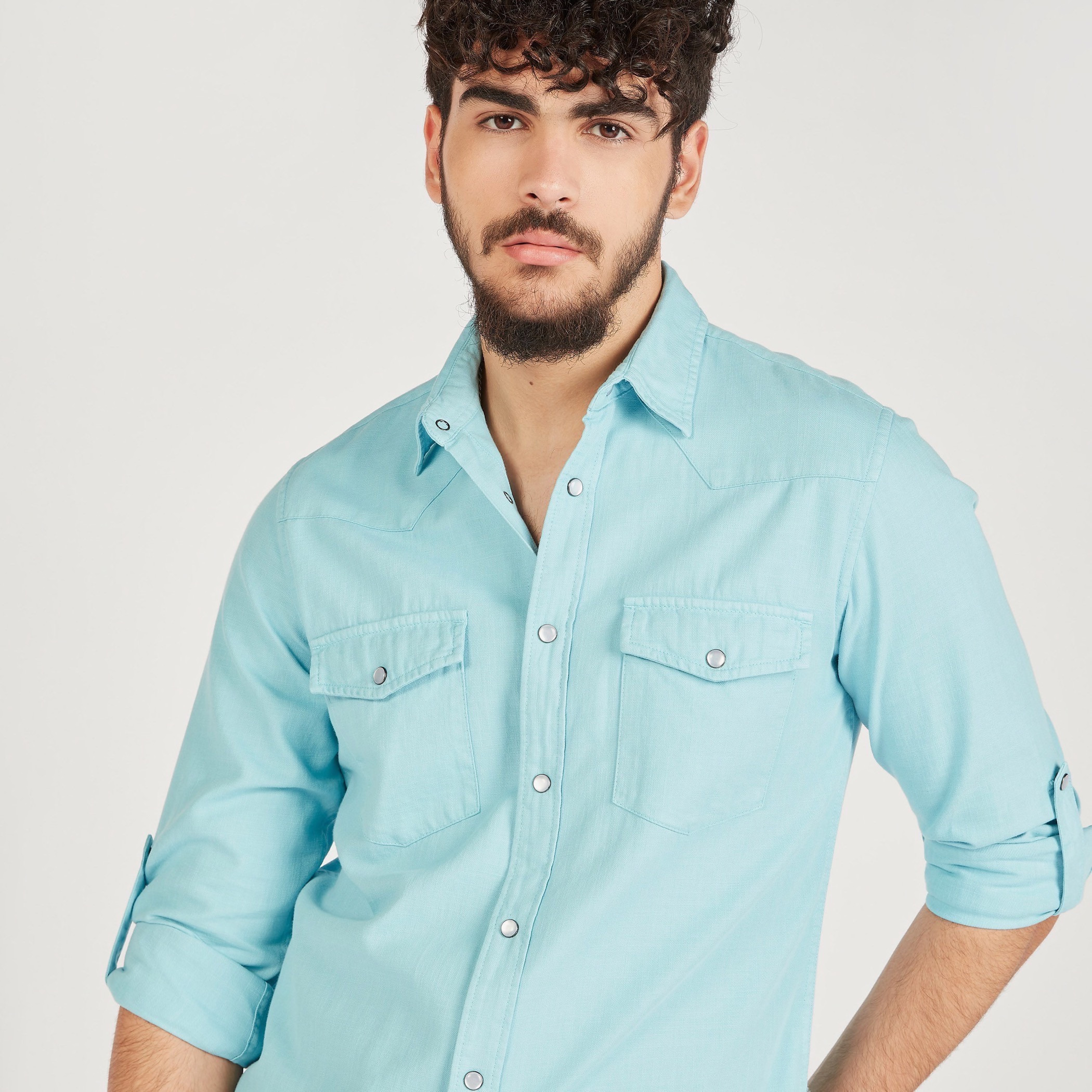 قميص دينم سادة بأكمام طويلة وجيب-men-clothing-shirts-image-13