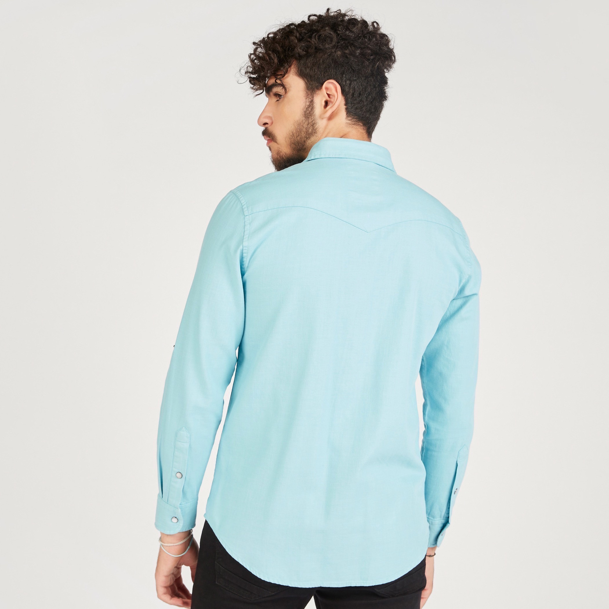 قميص دينم سادة بأكمام طويلة وجيب-men-clothing-shirts-image-14