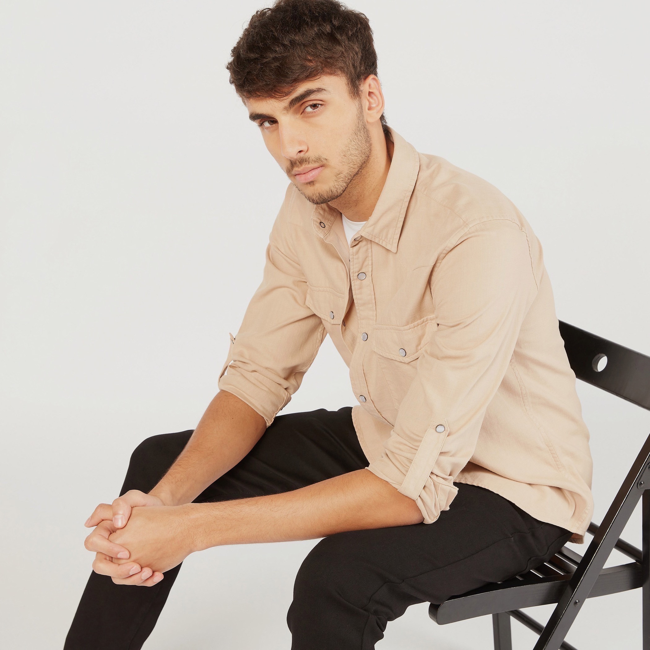 قميص دينم سادة بأكمام طويلة وجيب-men-clothing-shirts-image-10