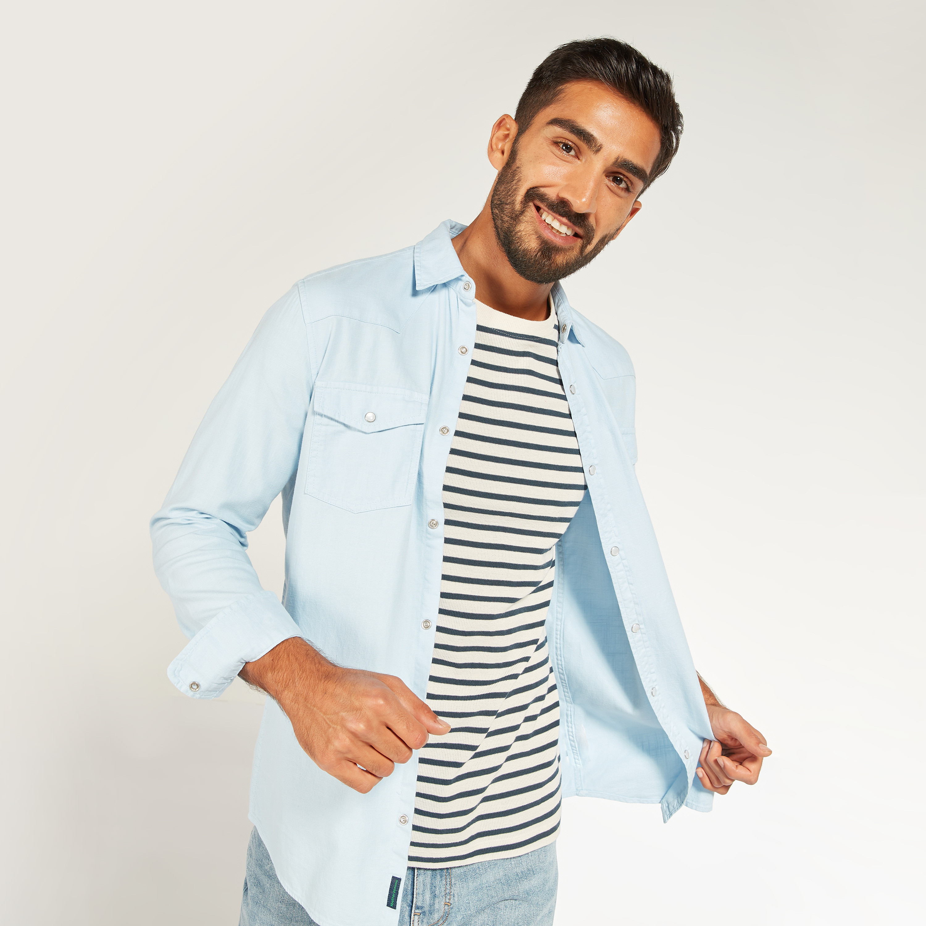 قميص دينم سادة بأكمام طويلة وجيب-men-clothing-shirts-image-16