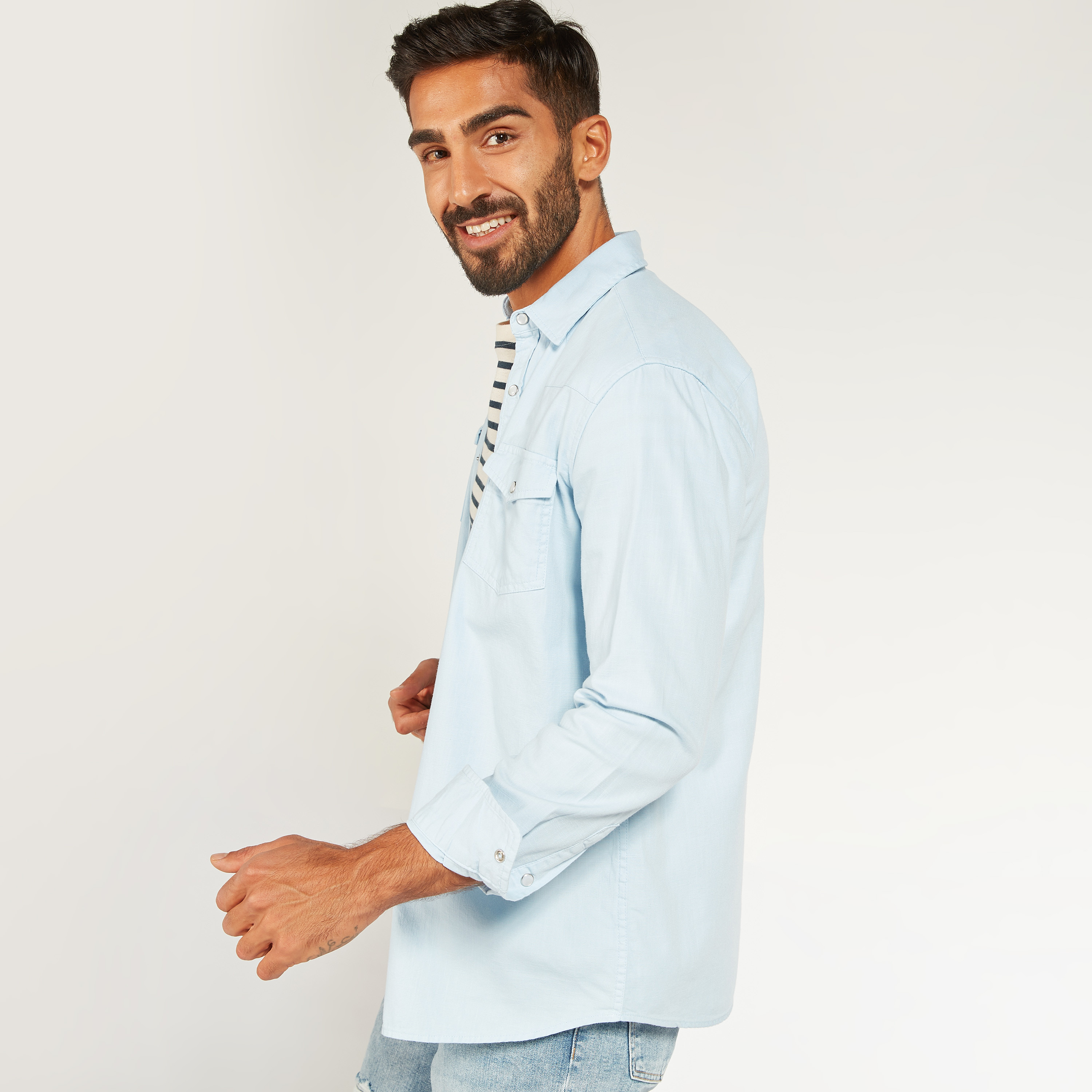 قميص دينم سادة بأكمام طويلة وجيب-men-clothing-shirts-image-18