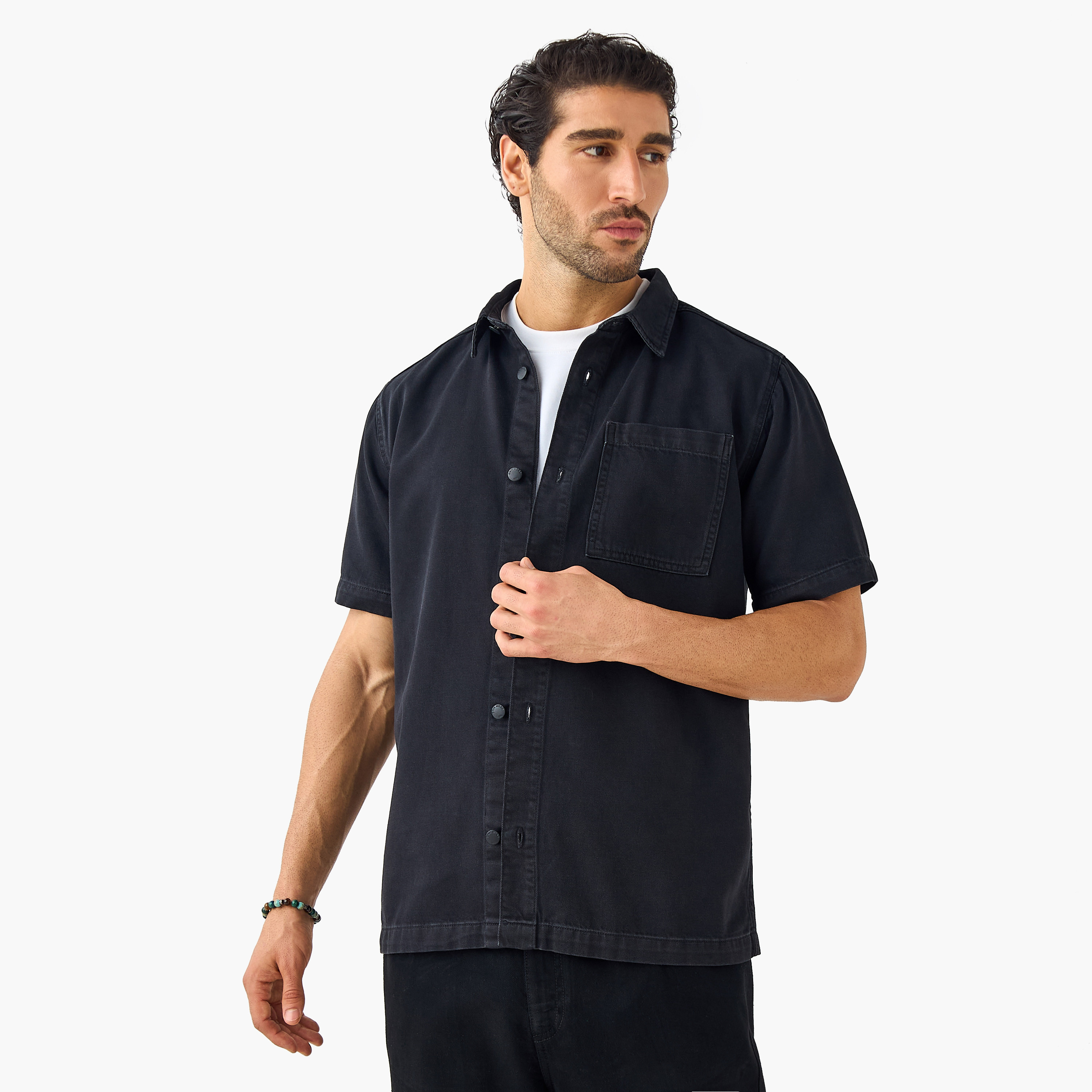 قميص دينم بياقة وقصة عادية وجيب على الصدر-men-clothing-shirts-image-1