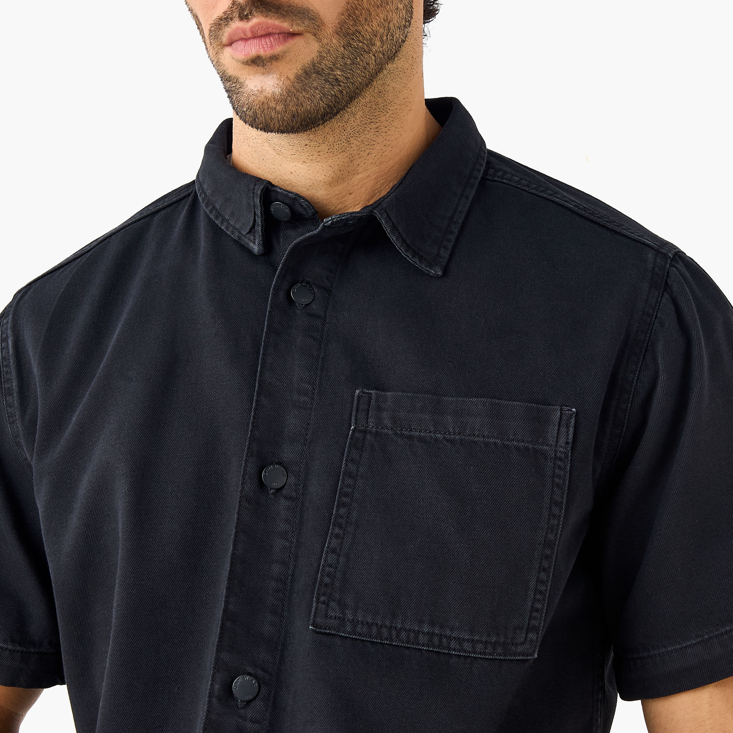 قميص دينم بياقة وقصة عادية وجيب على الصدر-men-clothing-shirts-image-4