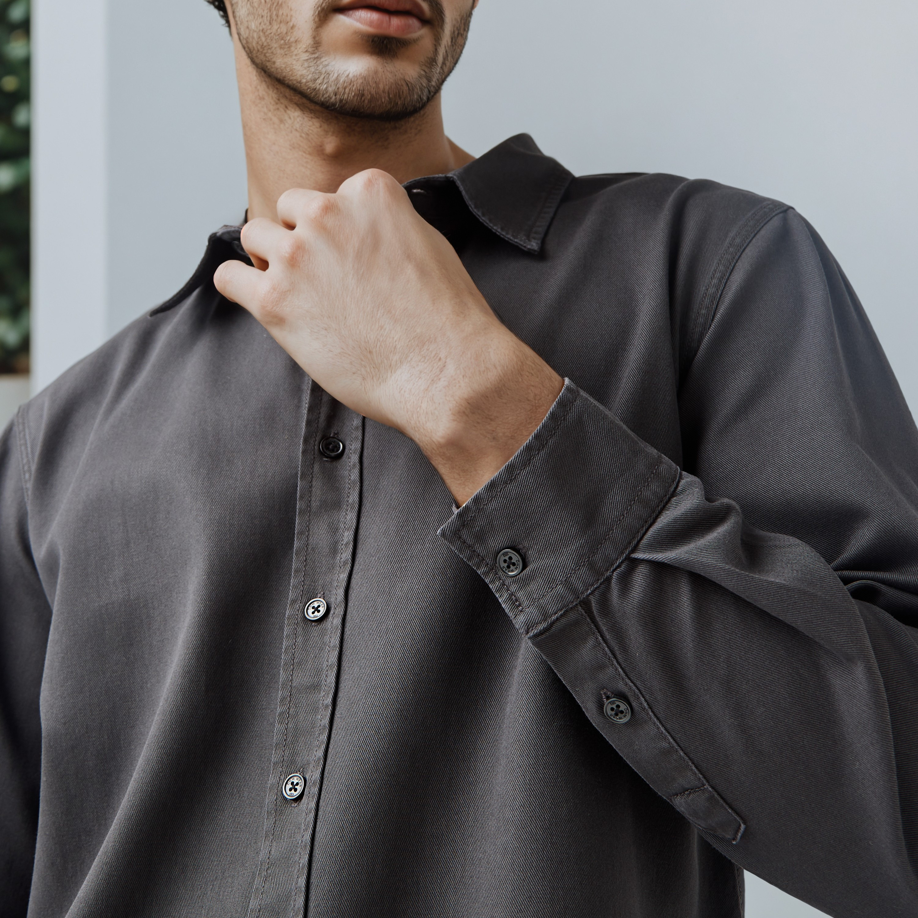قميص بقصة عادية وأكمام طويلة-men-clothing-shirts-image-4