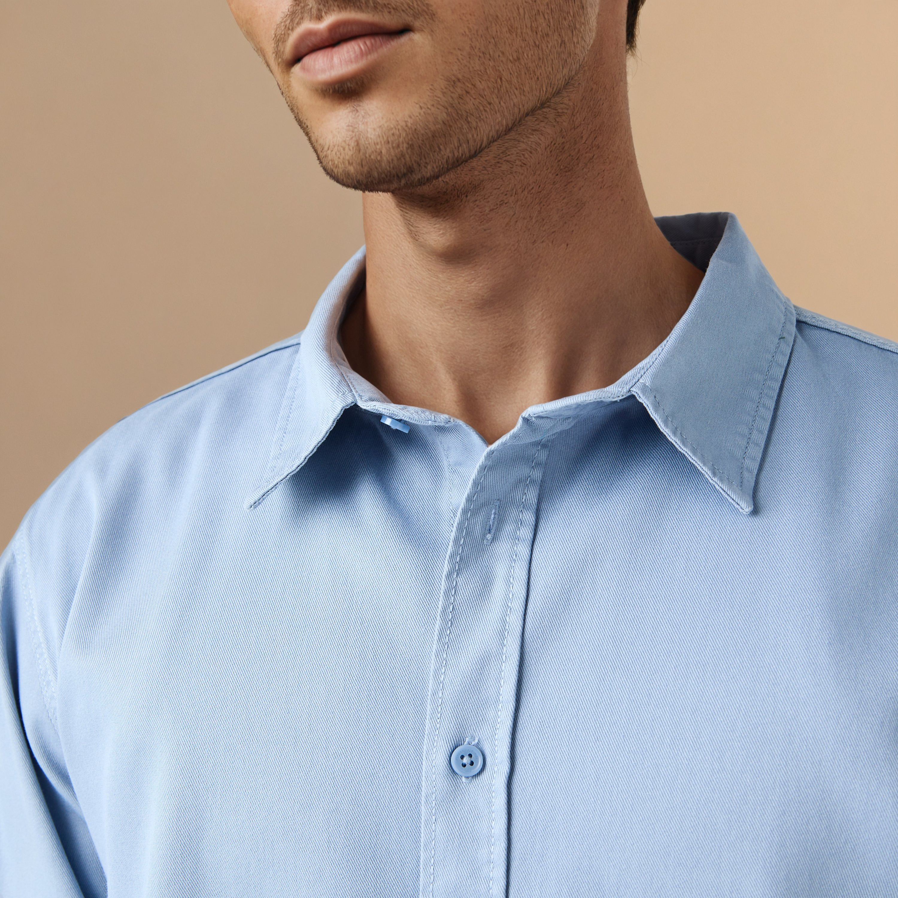 قميص بقصة عادية وأكمام طويلة-men-clothing-shirts-image-4