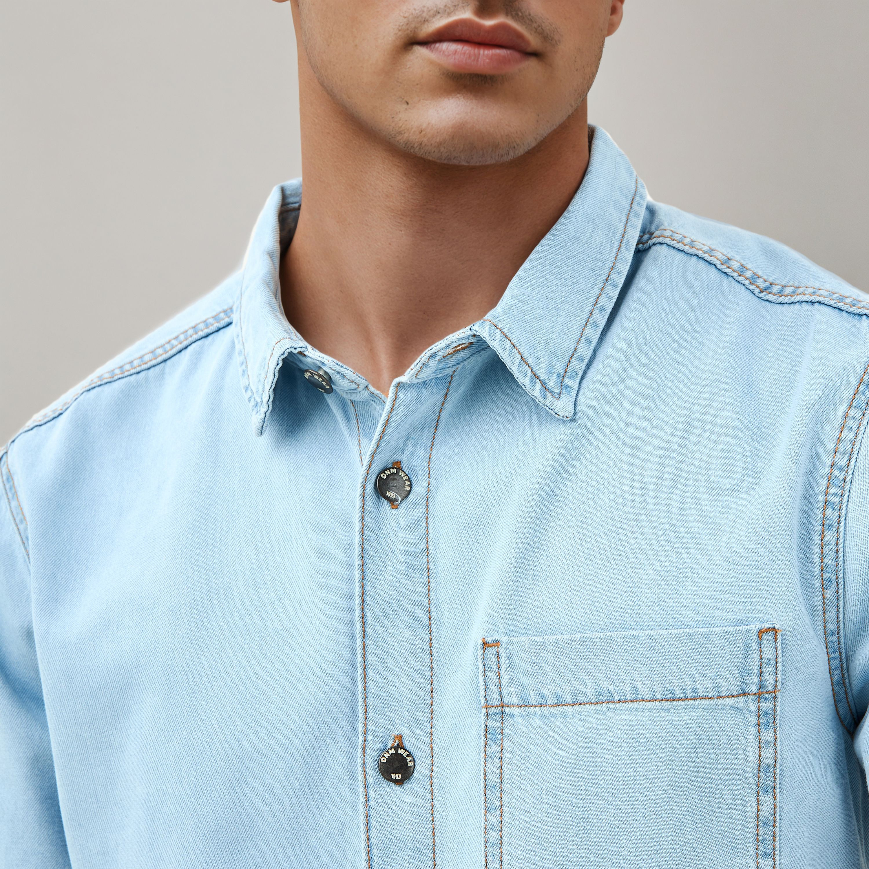 قميص بقصة مريحة وجيب-men-clothing-shirts-image-5