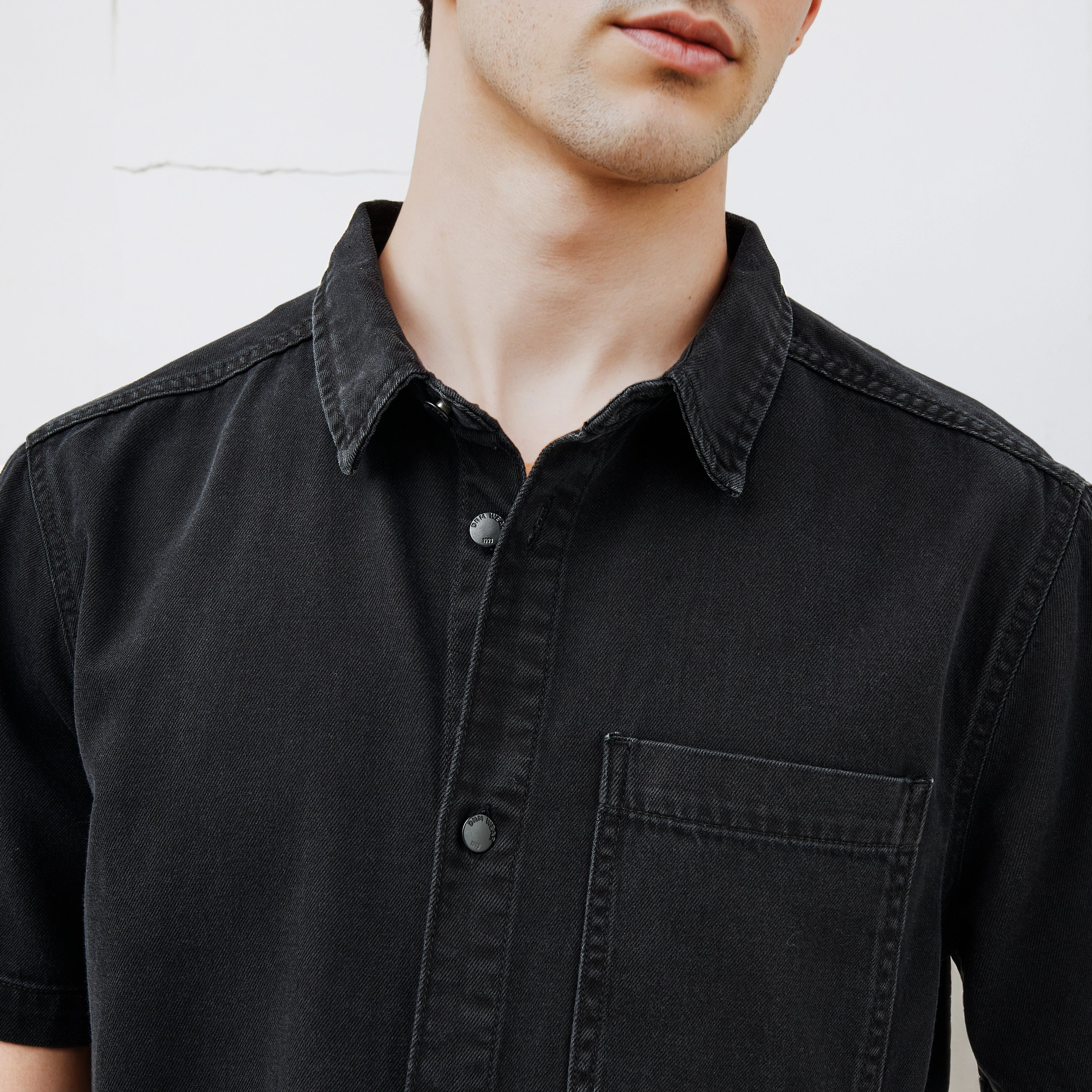 قميص بقصة مريحة وجيب-men-clothing-shirts-image-3