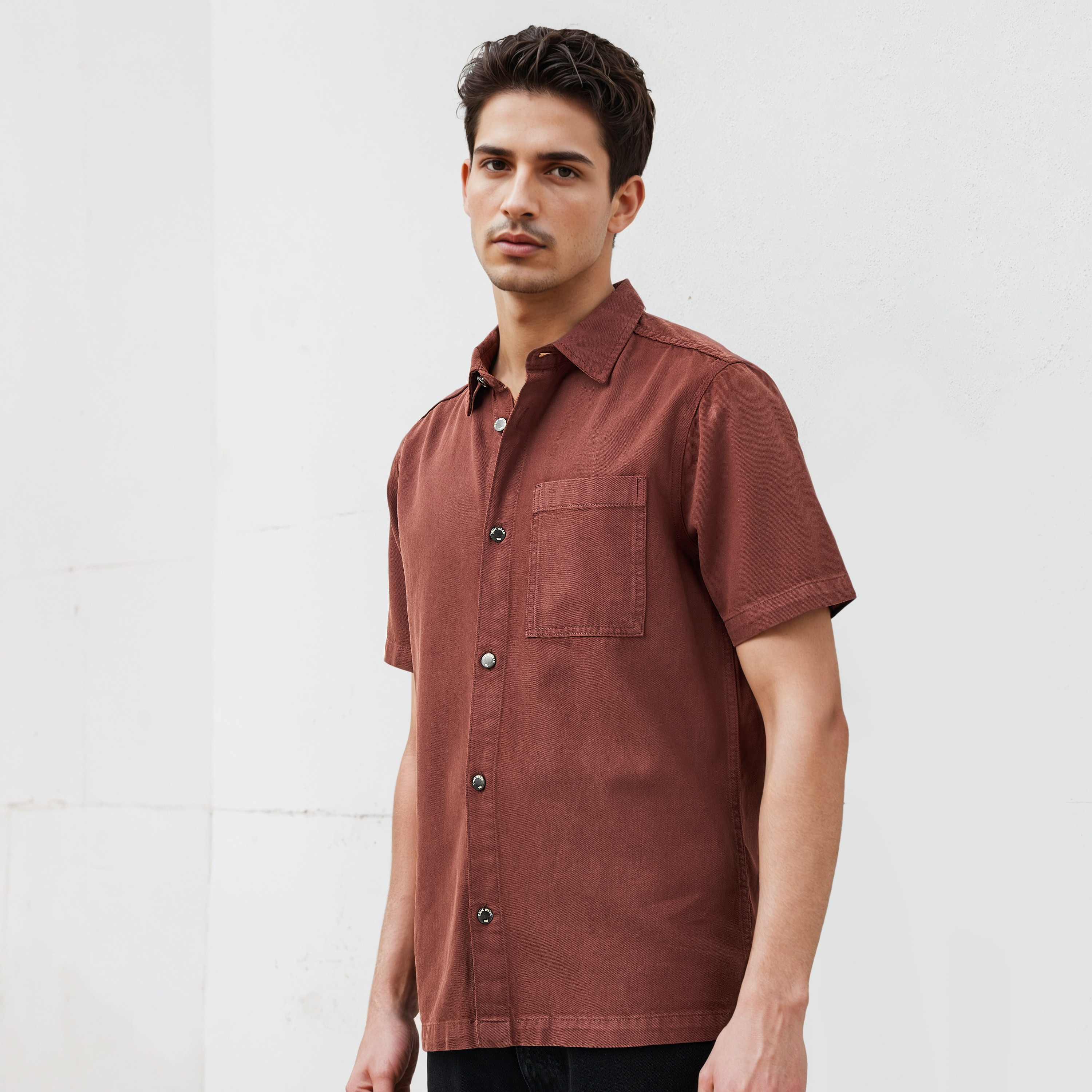 قميص بقصة مريحة وجيب-men-clothing-shirts-image-1