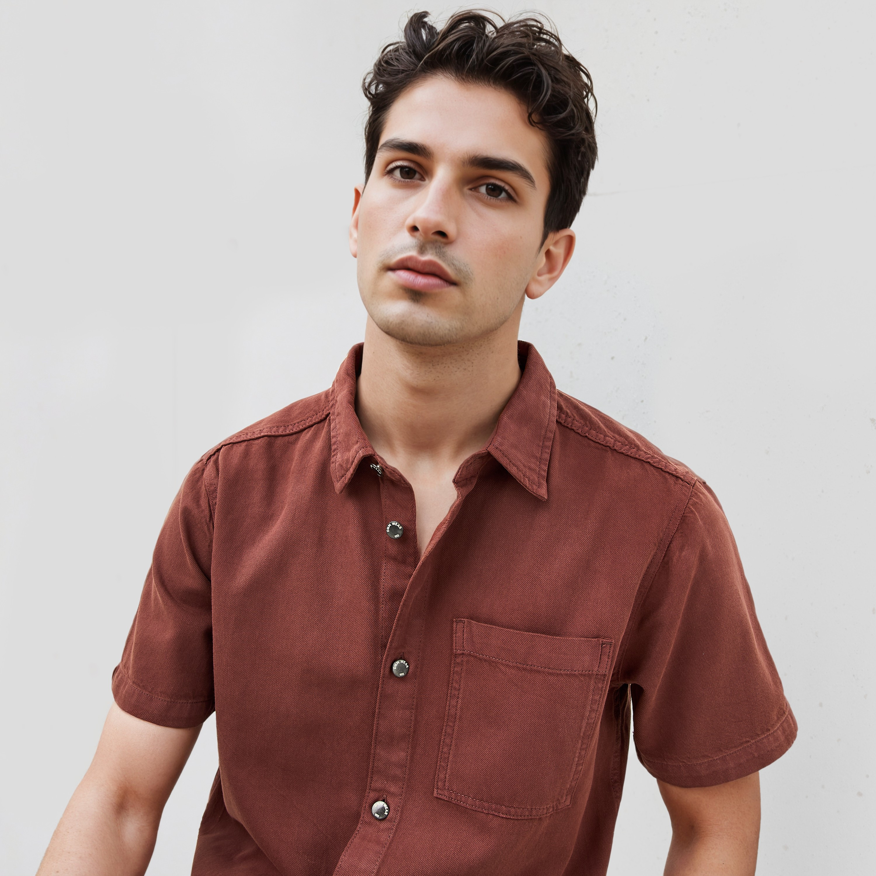 قميص بقصة مريحة وجيب-men-clothing-shirts-image-4