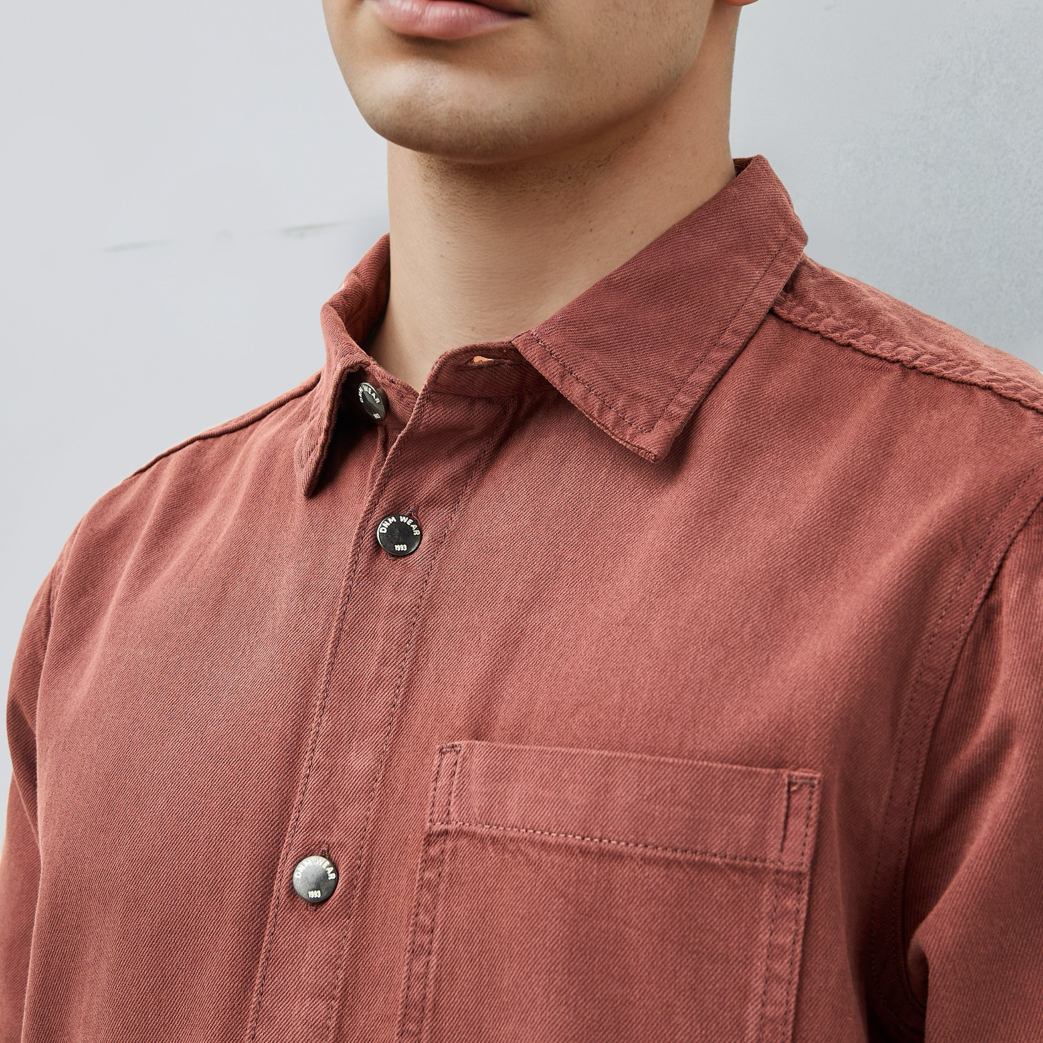 قميص بقصة مريحة وجيب-men-clothing-shirts-image-5