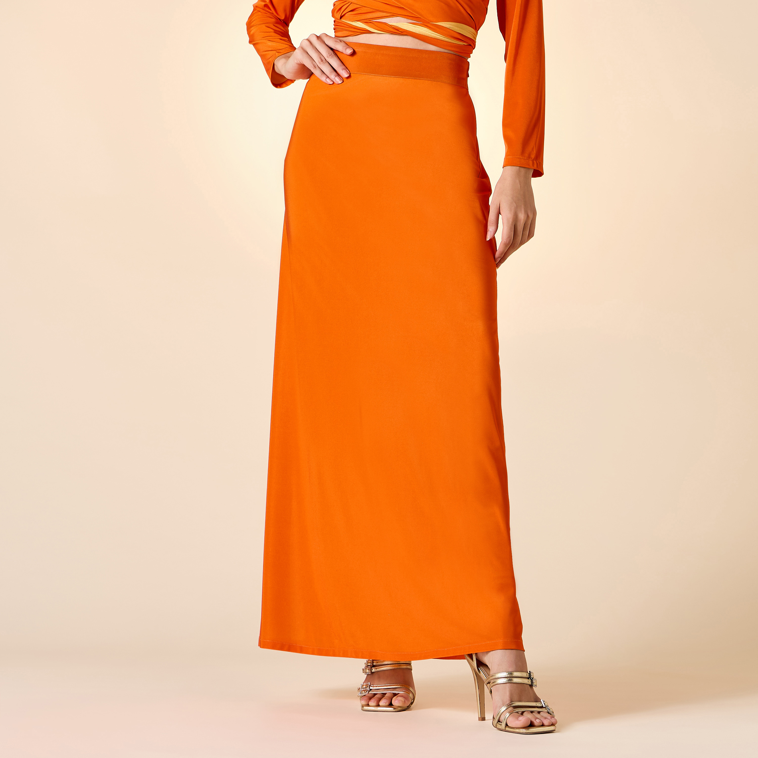 طقم تنورة وبلوزة قصيرة ملفوفة وبأكمام طويلة من جولدن أبل-women-clothing-coordsets-image-3