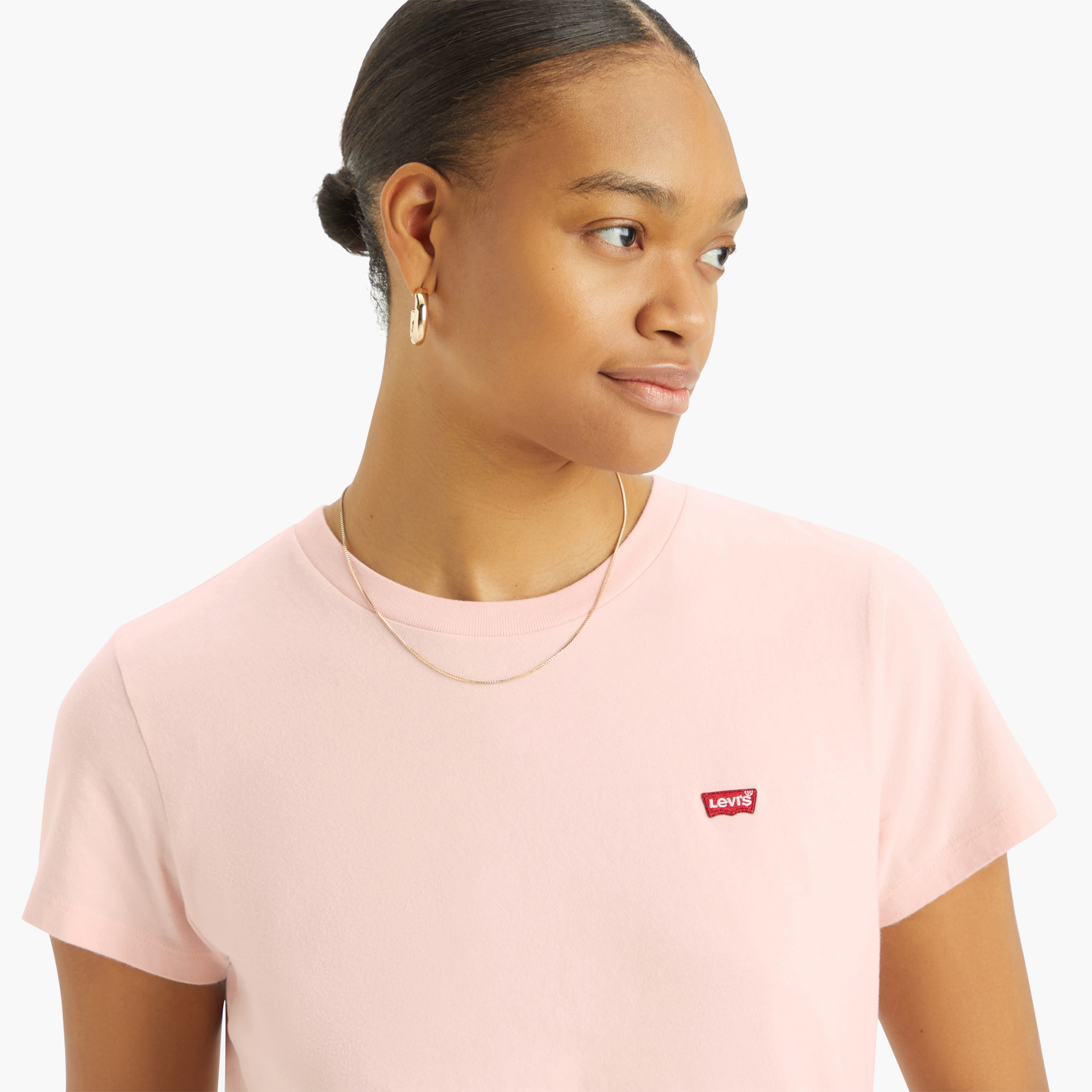 تي شيرت نسائي سادة بأكمام قصيرة ورقبة دائرية من ليفايس-women-clothing-tshirts-image-3