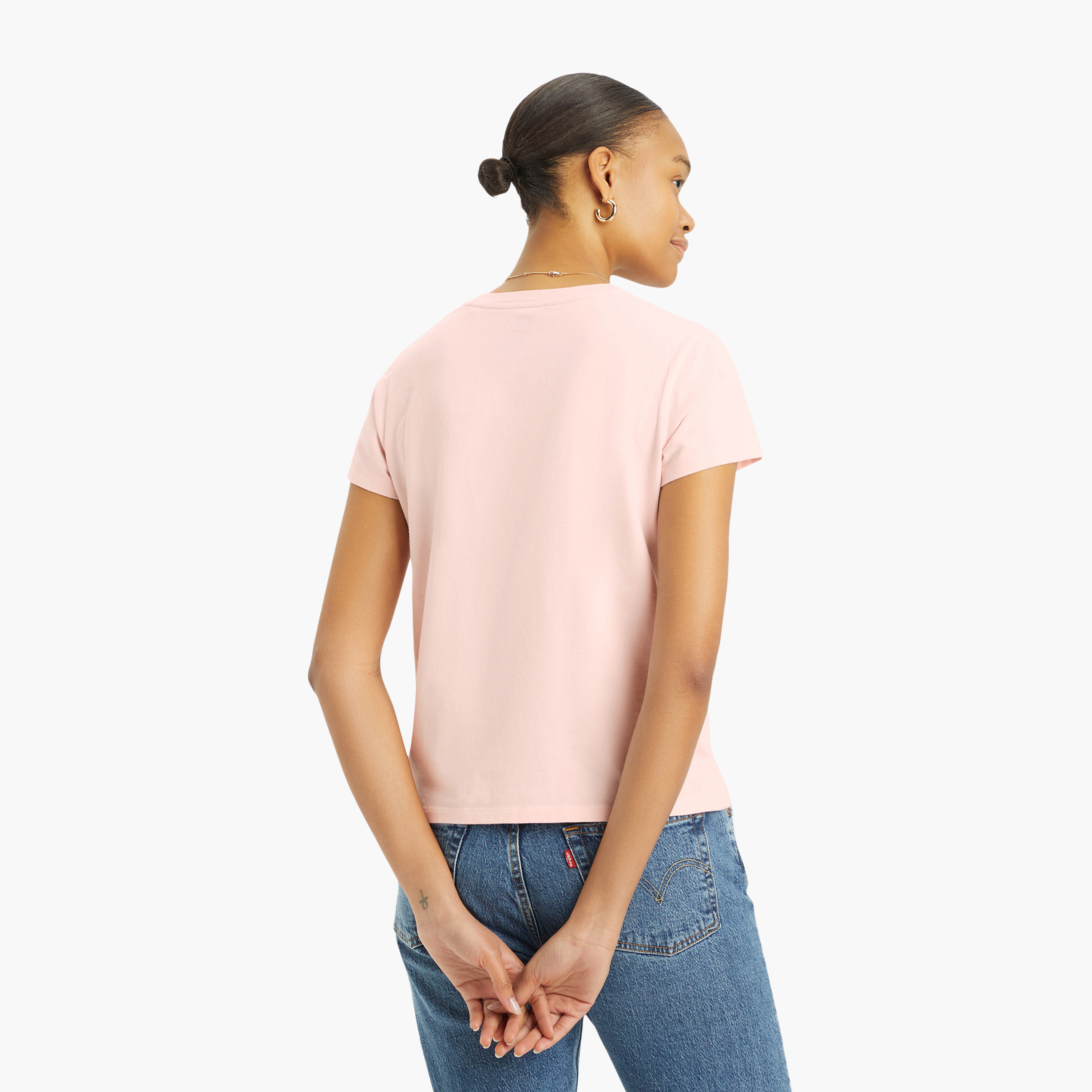 تي شيرت نسائي سادة بأكمام قصيرة ورقبة دائرية من ليفايس-women-clothing-tshirts-image-4