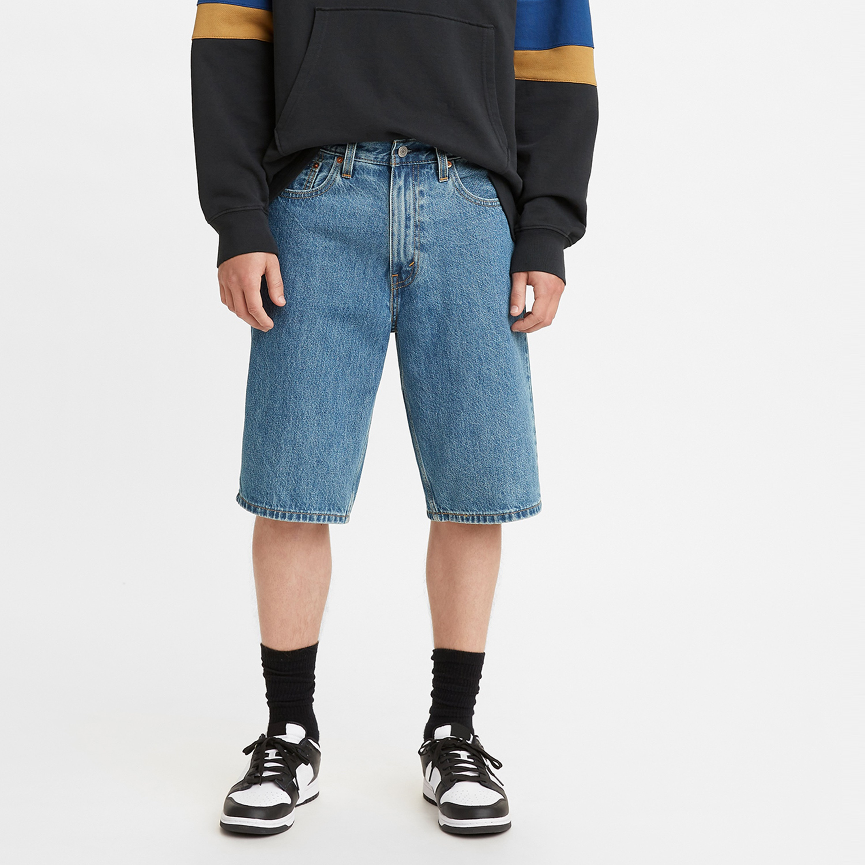شورت جينز الدنيم 469 بقصة فضفاضة متوسط الارتفاع من ليفايس-men-clothing-bottoms-shorts-image-1