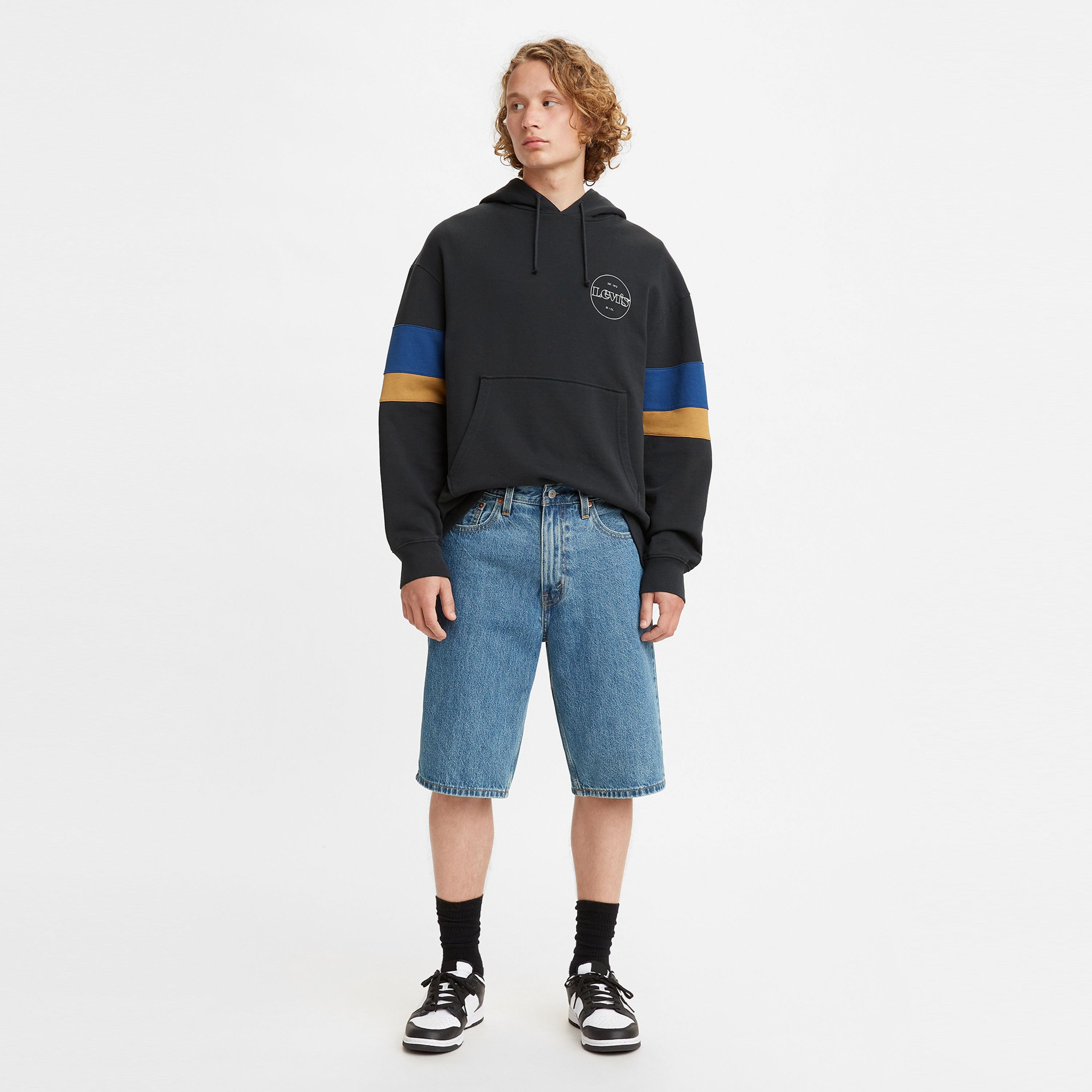 شورت جينز الدنيم 469 بقصة فضفاضة متوسط الارتفاع من ليفايس-men-clothing-bottoms-shorts-image-2