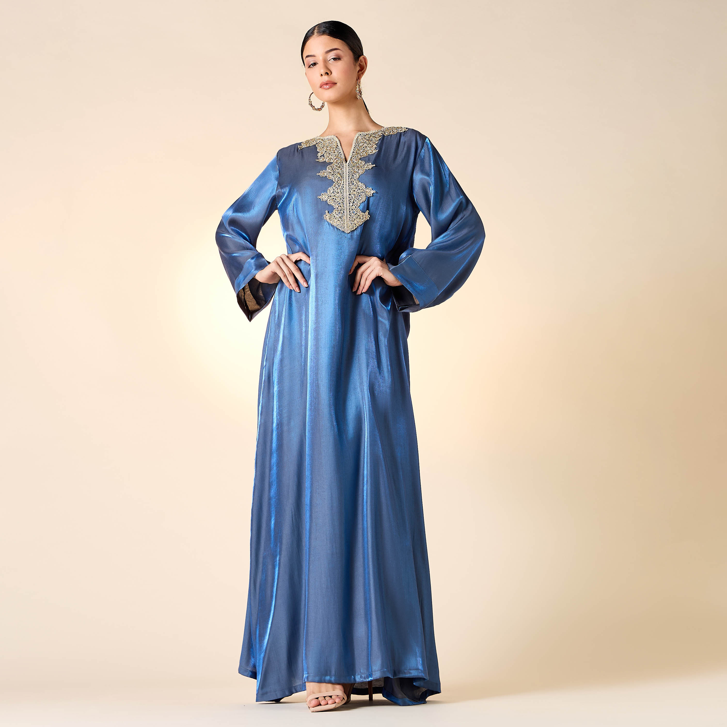جلابية مزينة بياقة مفتوحة من جولد آبل-women-arabicclothing-jalabiyas-image-8