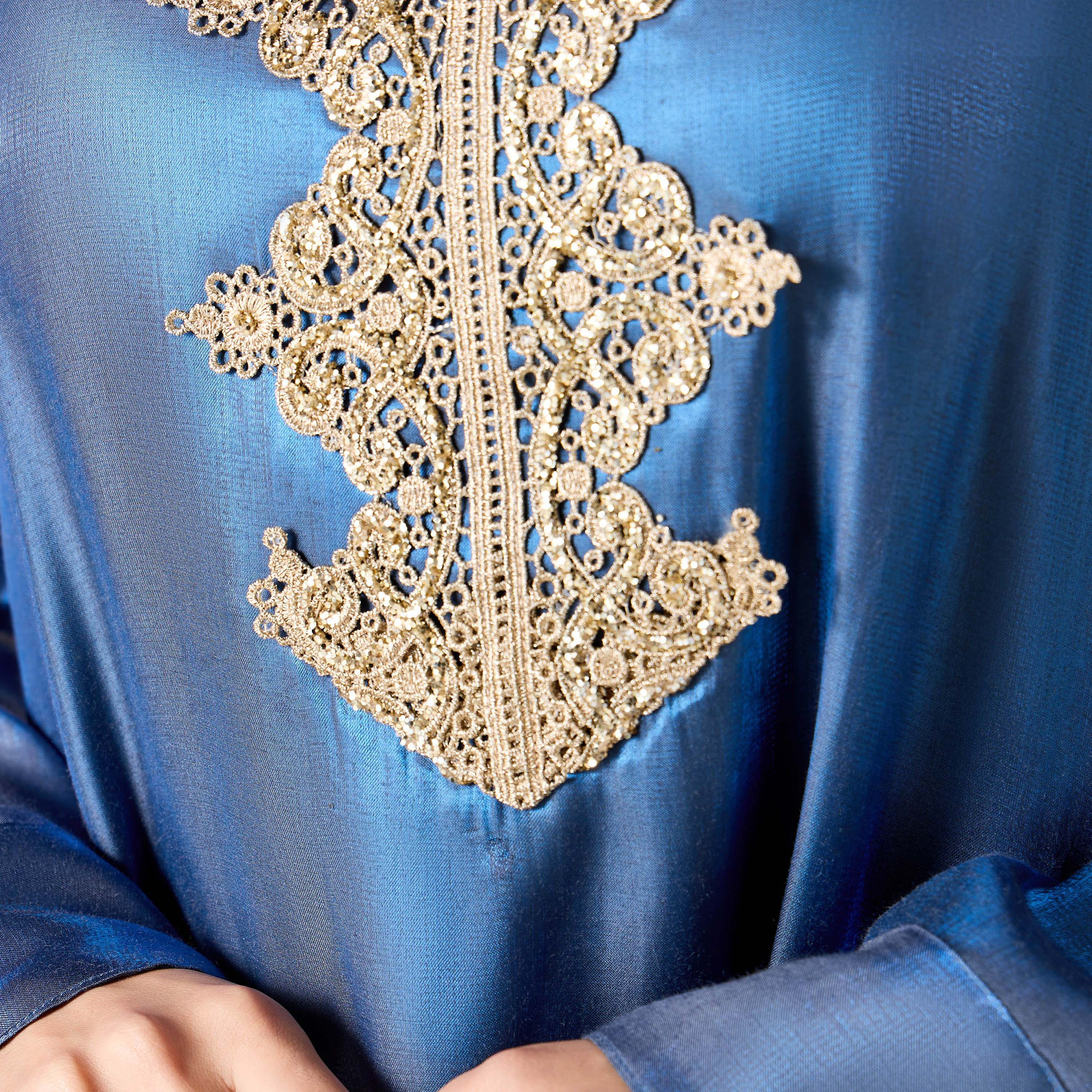 جلابية مزينة بياقة مفتوحة من جولد آبل-women-arabicclothing-jalabiyas-image-11