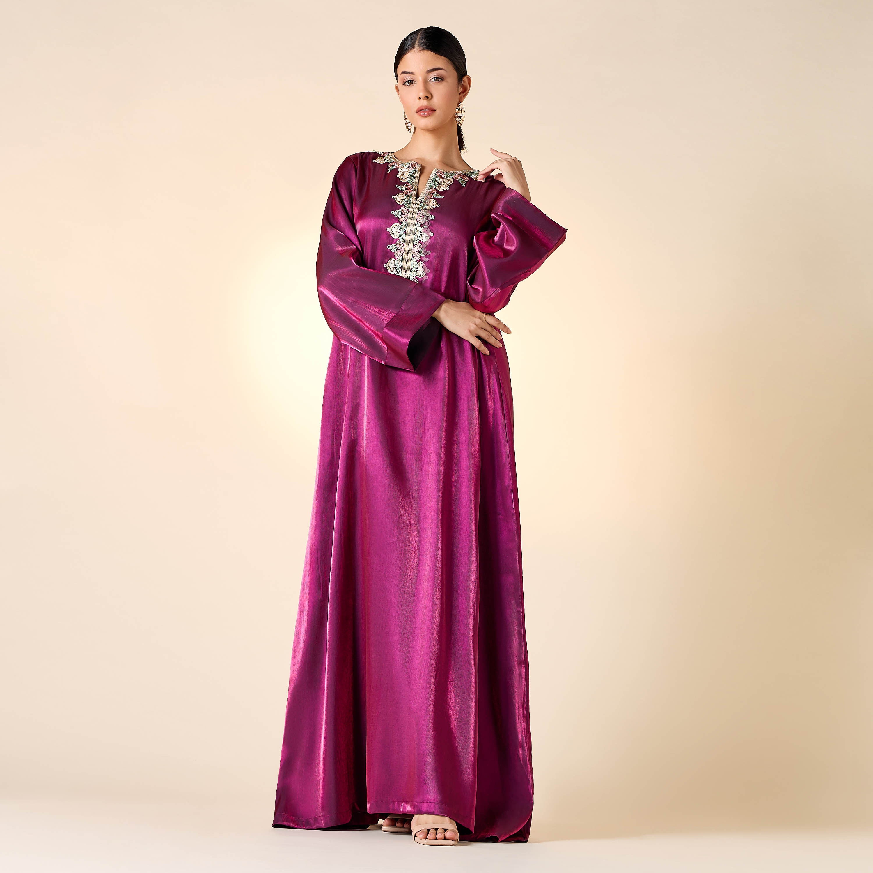جلابية مزينة بياقة مفتوحة من جولد آبل-women-arabicclothing-jalabiyas-image-2