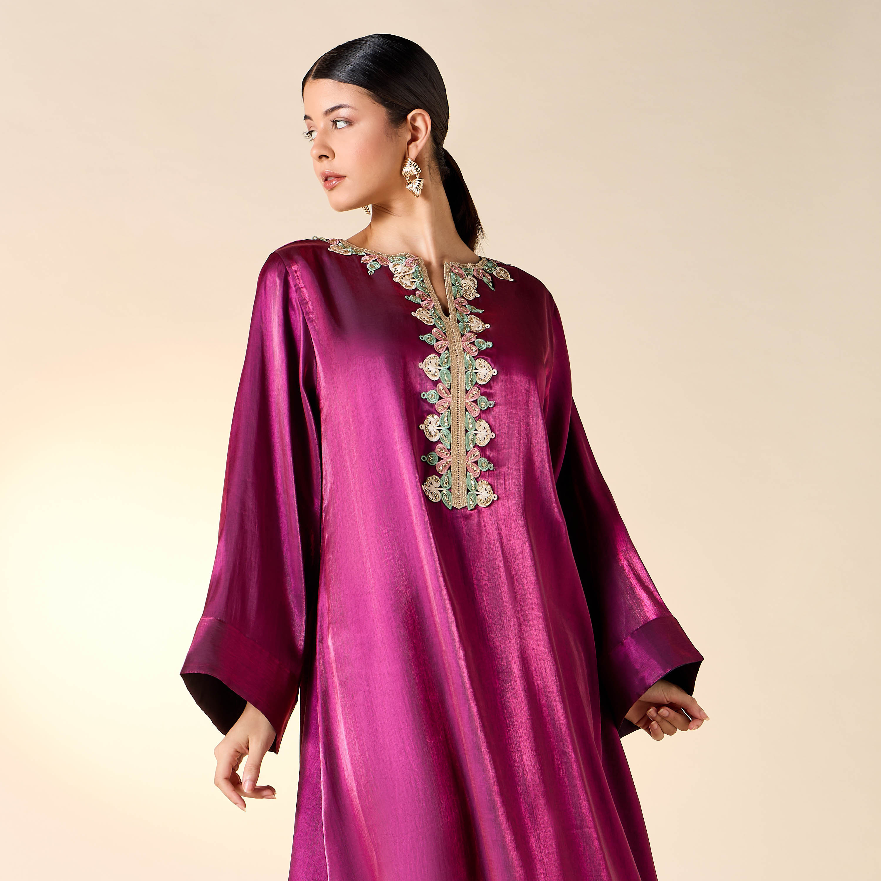 جلابية مزينة بياقة مفتوحة من جولد آبل-women-arabicclothing-jalabiyas-image-4