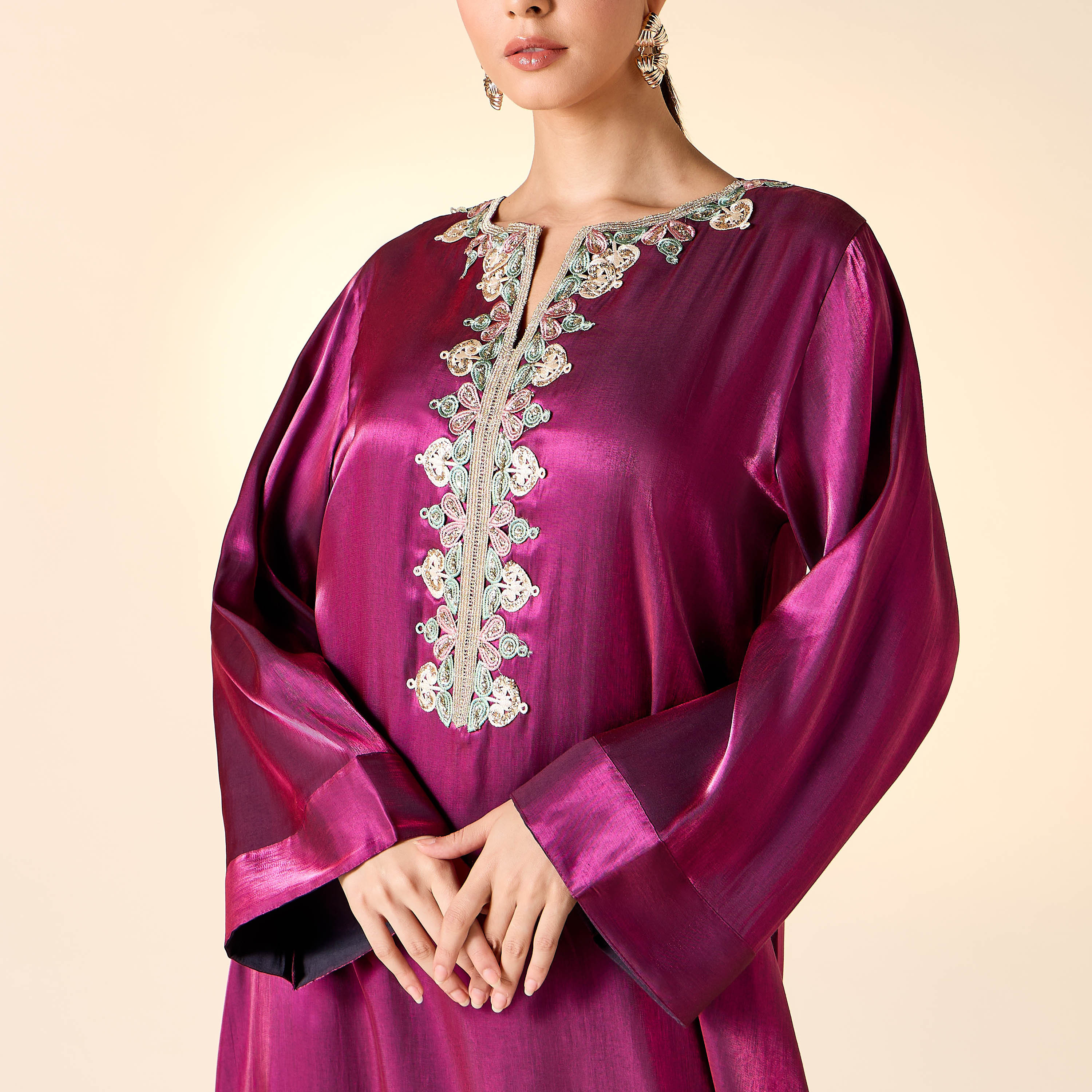 جلابية مزينة بياقة مفتوحة من جولد آبل-women-arabicclothing-jalabiyas-image-5