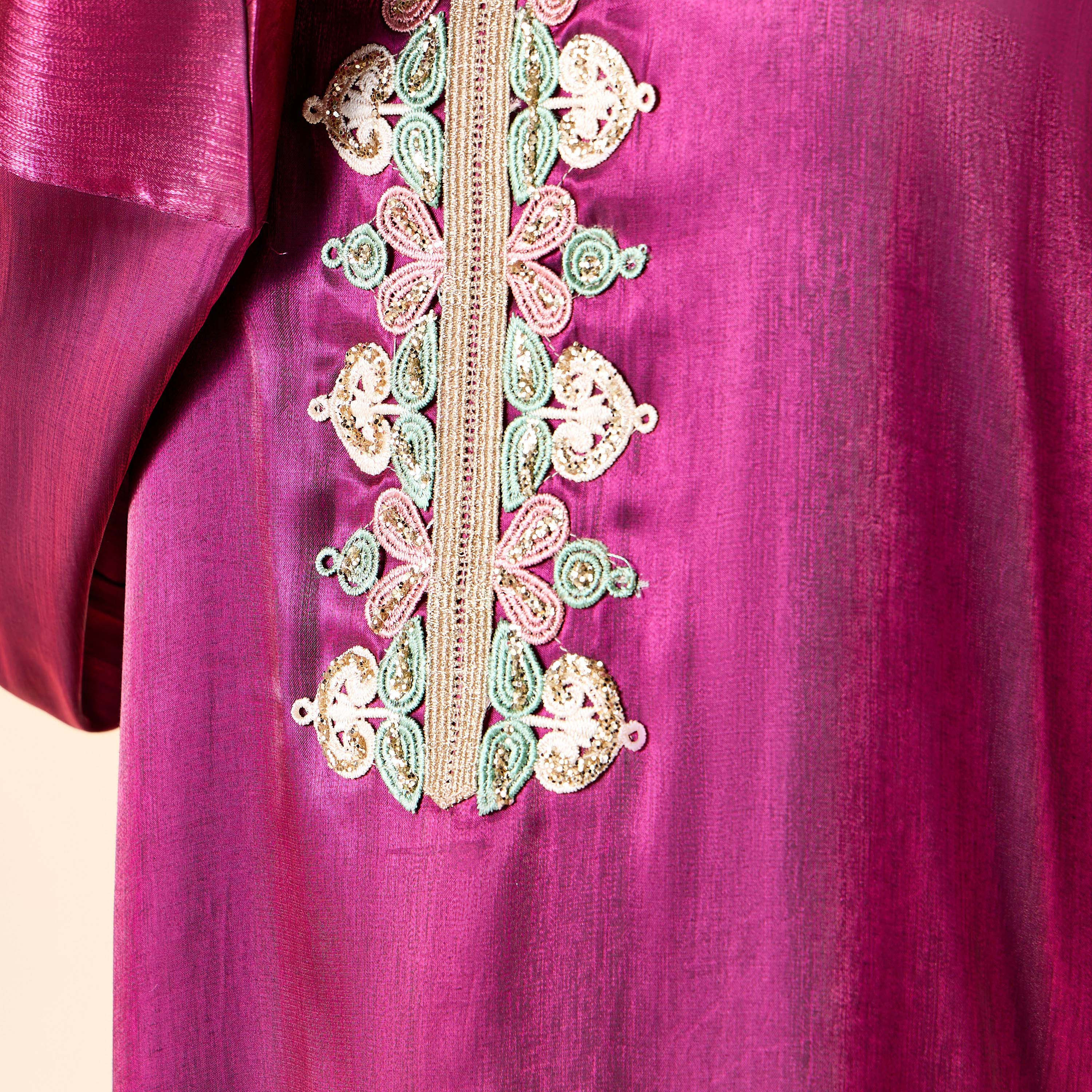 جلابية مزينة بياقة مفتوحة من جولد آبل-women-arabicclothing-jalabiyas-image-6