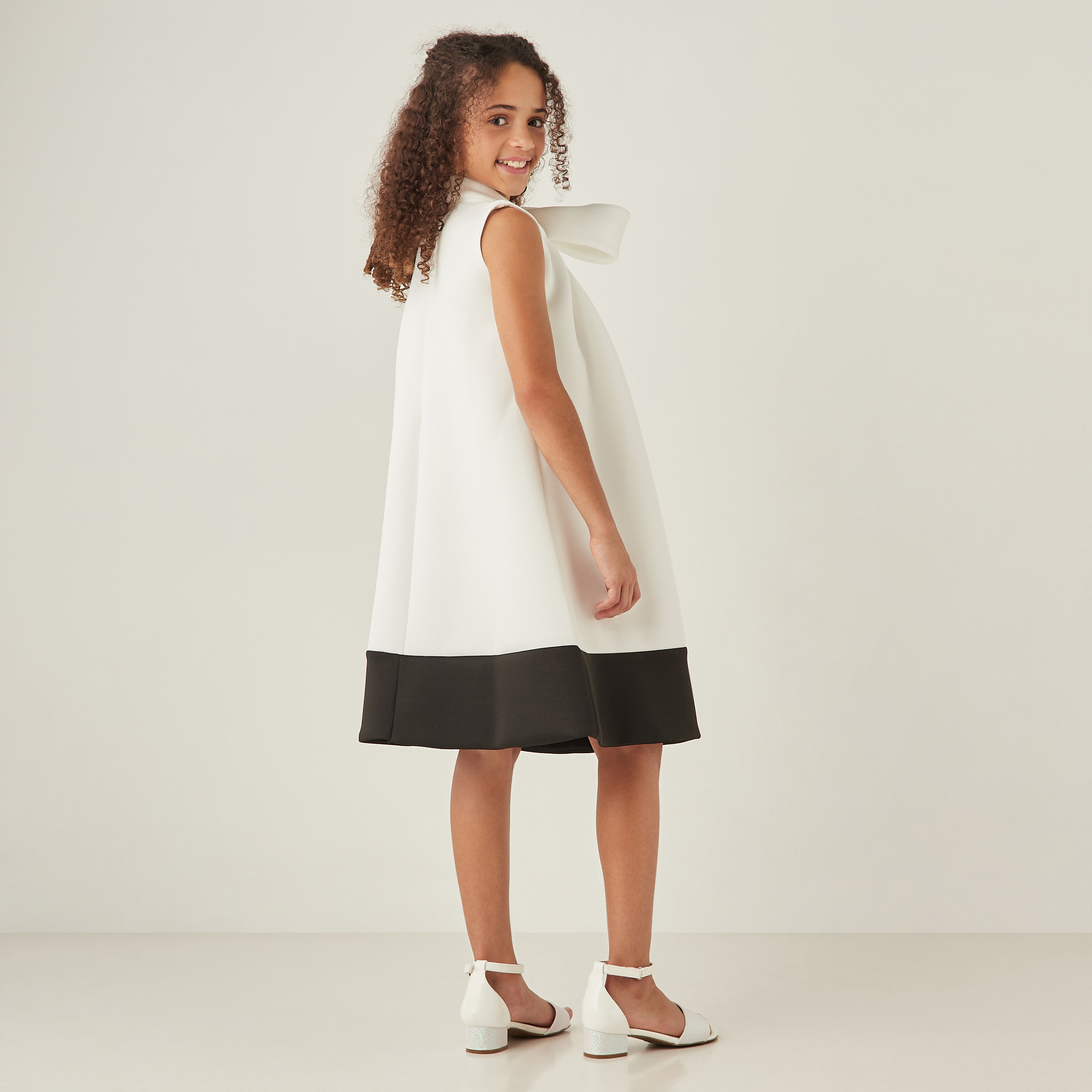 فستان دون أكمام بياقة مستديرة وكشكش من ليتل جولدن أبل-girls-clothing-dressesandjumpsuits-image-7